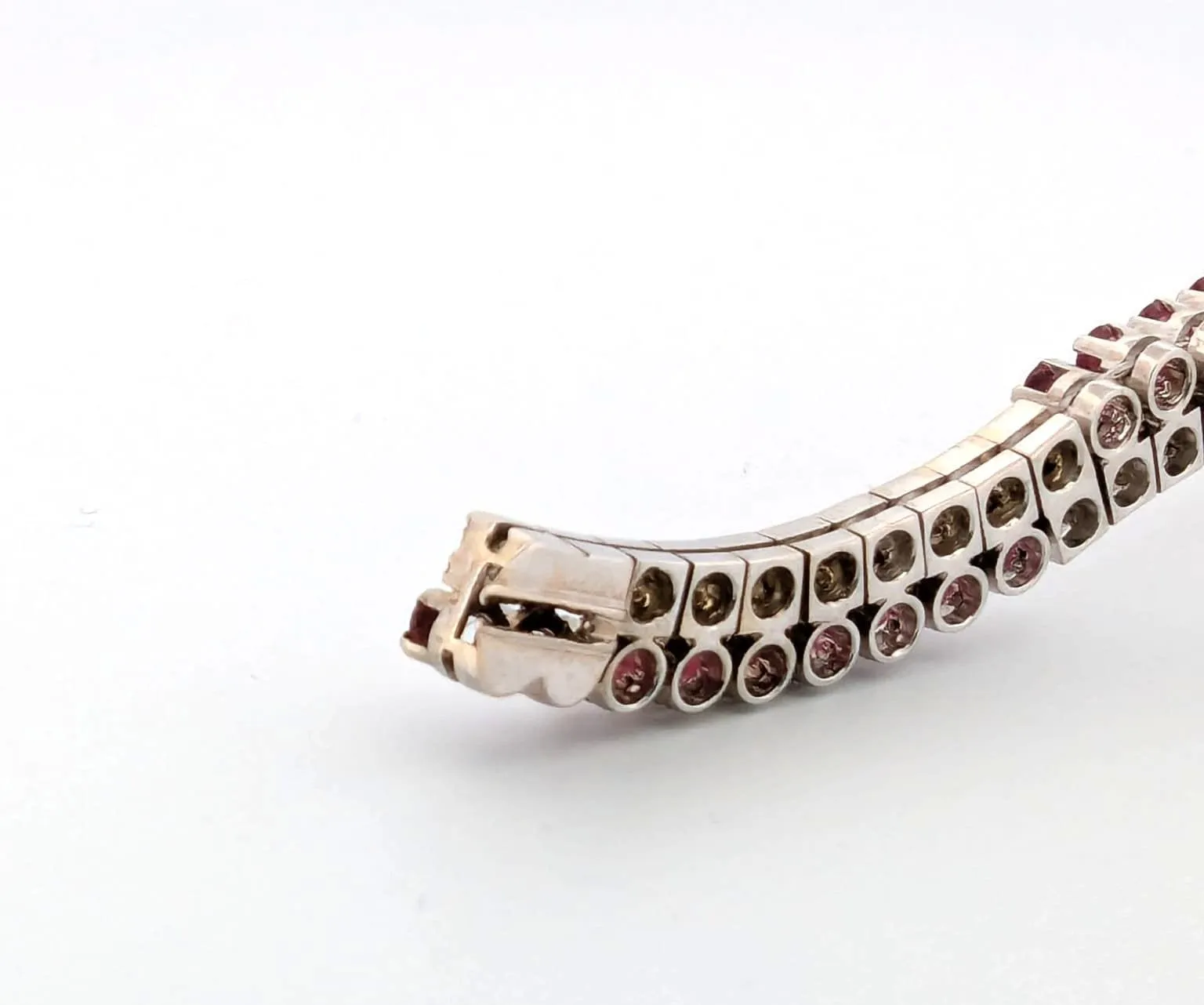 Bracelet en or blanc avec diamants et rubis sold by 58 Facettes product image thumbnail 4
