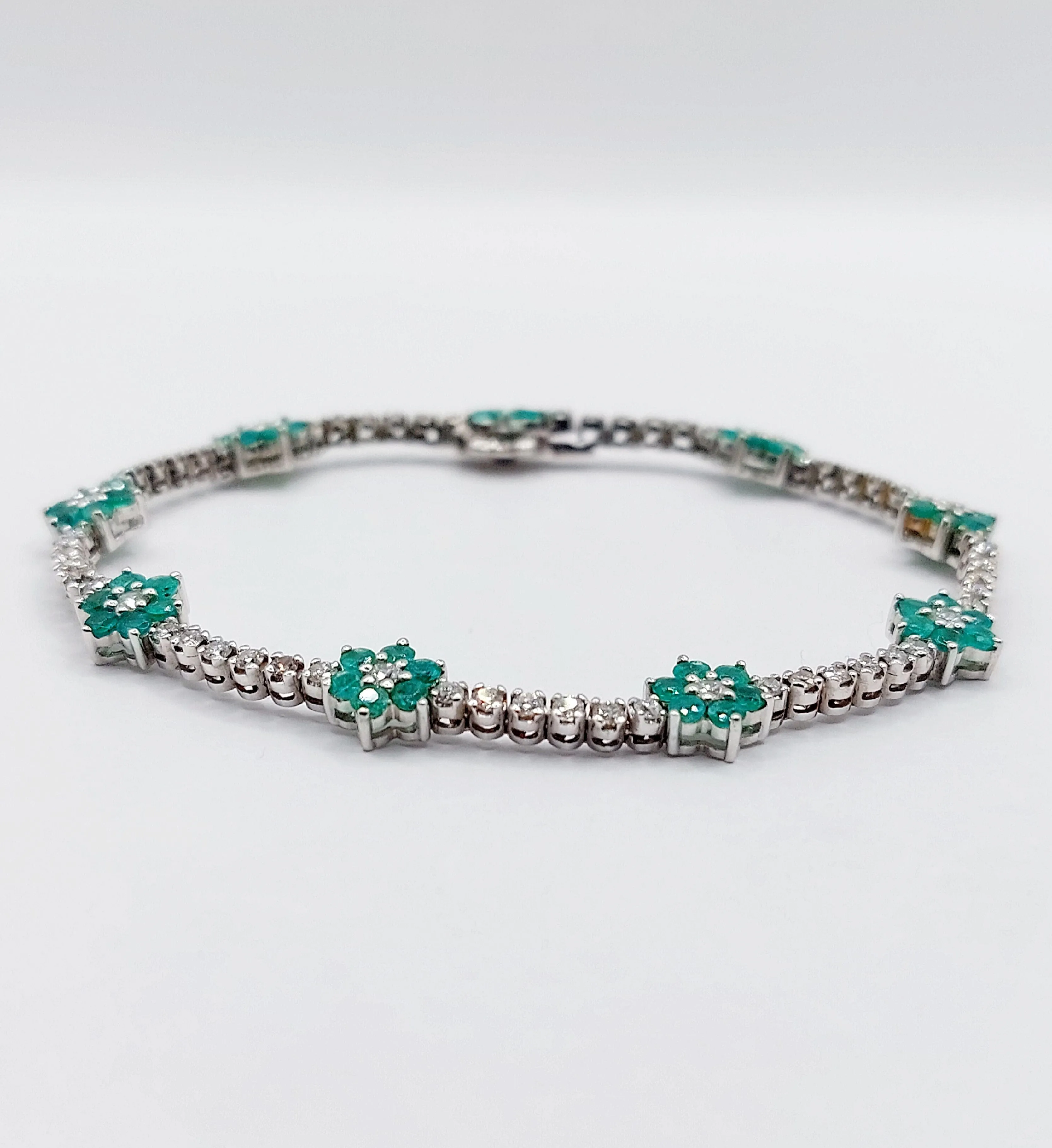 Bracelet style art deco or blanc 18k formant des marguerites ornées de diamants et d'émeraude sold by 58 Facettes product image thumbnail 4