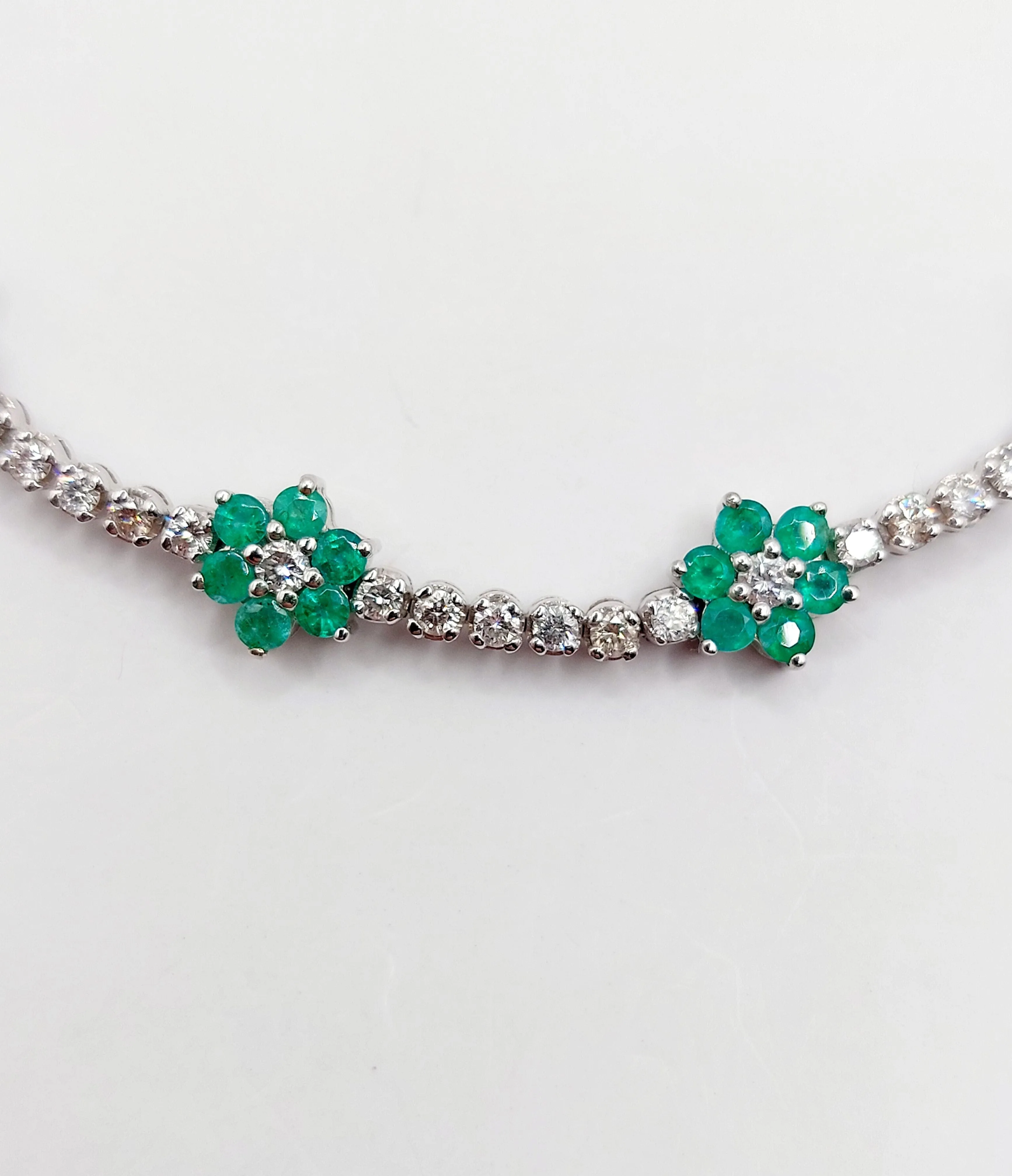 Bracelet style art deco or blanc 18k formant des marguerites ornées de diamants et d'émeraude sold by 58 Facettes product image thumbnail 2