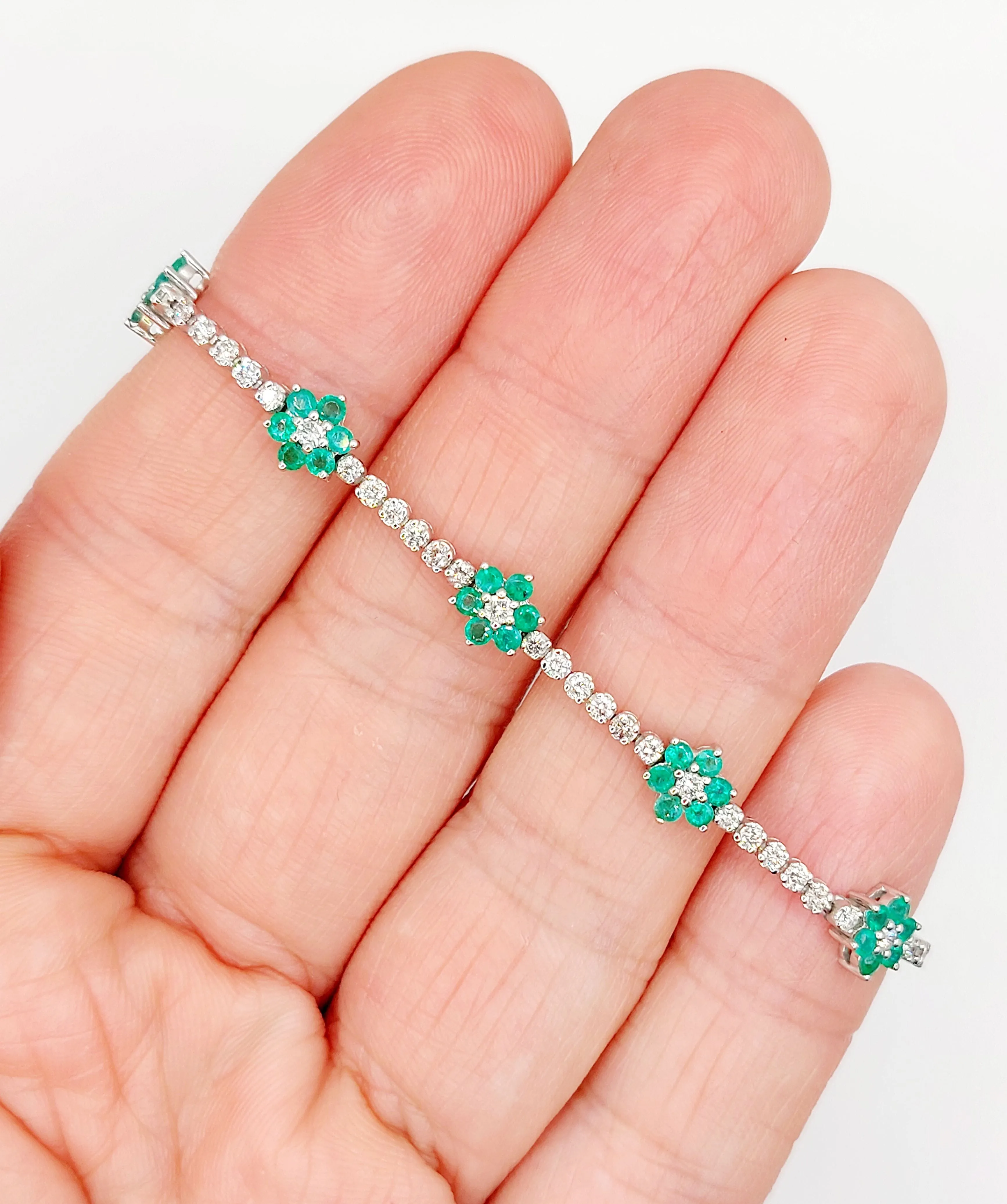 Bracelet style art deco or blanc 18k formant des marguerites ornées de diamants et d'émeraude sold by 58 Facettes product image thumbnail 3