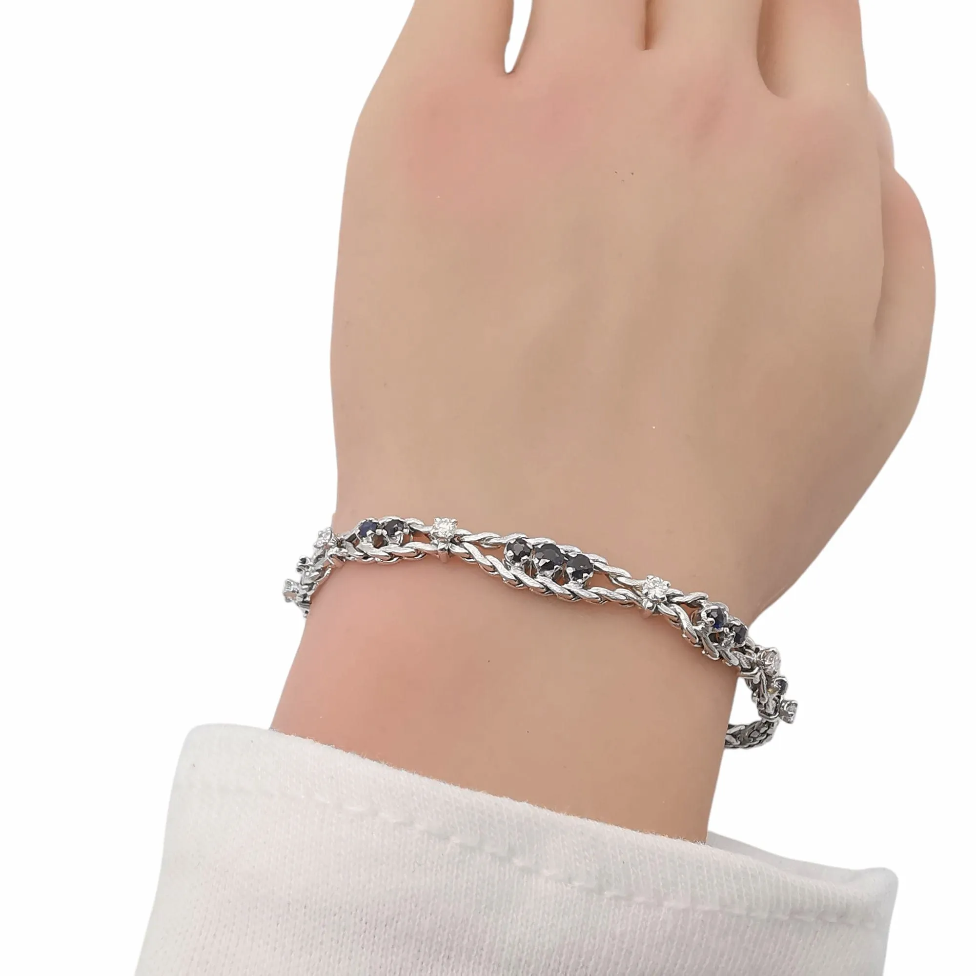 Bracelet ancien or blanc, saphirs, diamants sold by 58 Facettes product image thumbnail 2