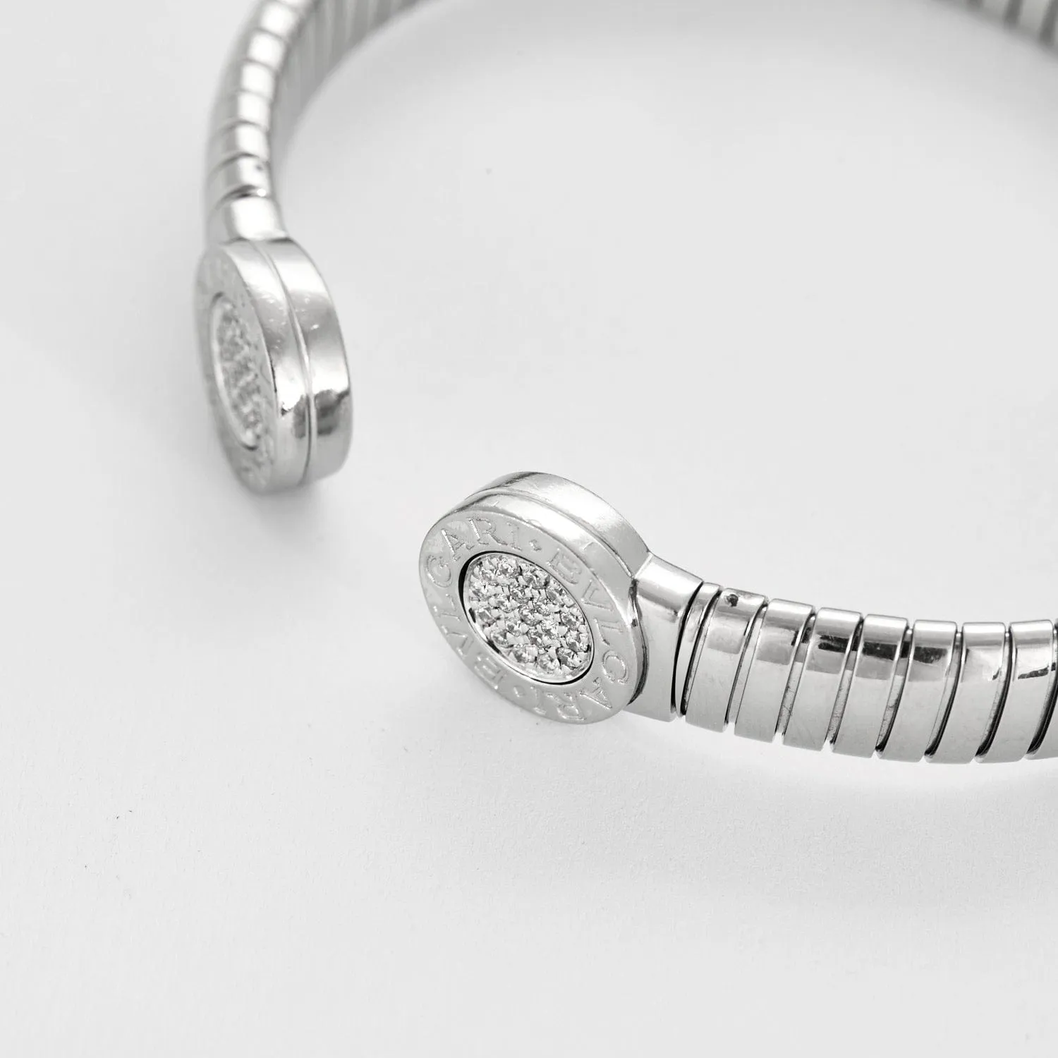 Bulgari Bracelet BULGARI - Bracelet ouvert or gris et diamants sold by 58 Facettes product image thumbnail 4