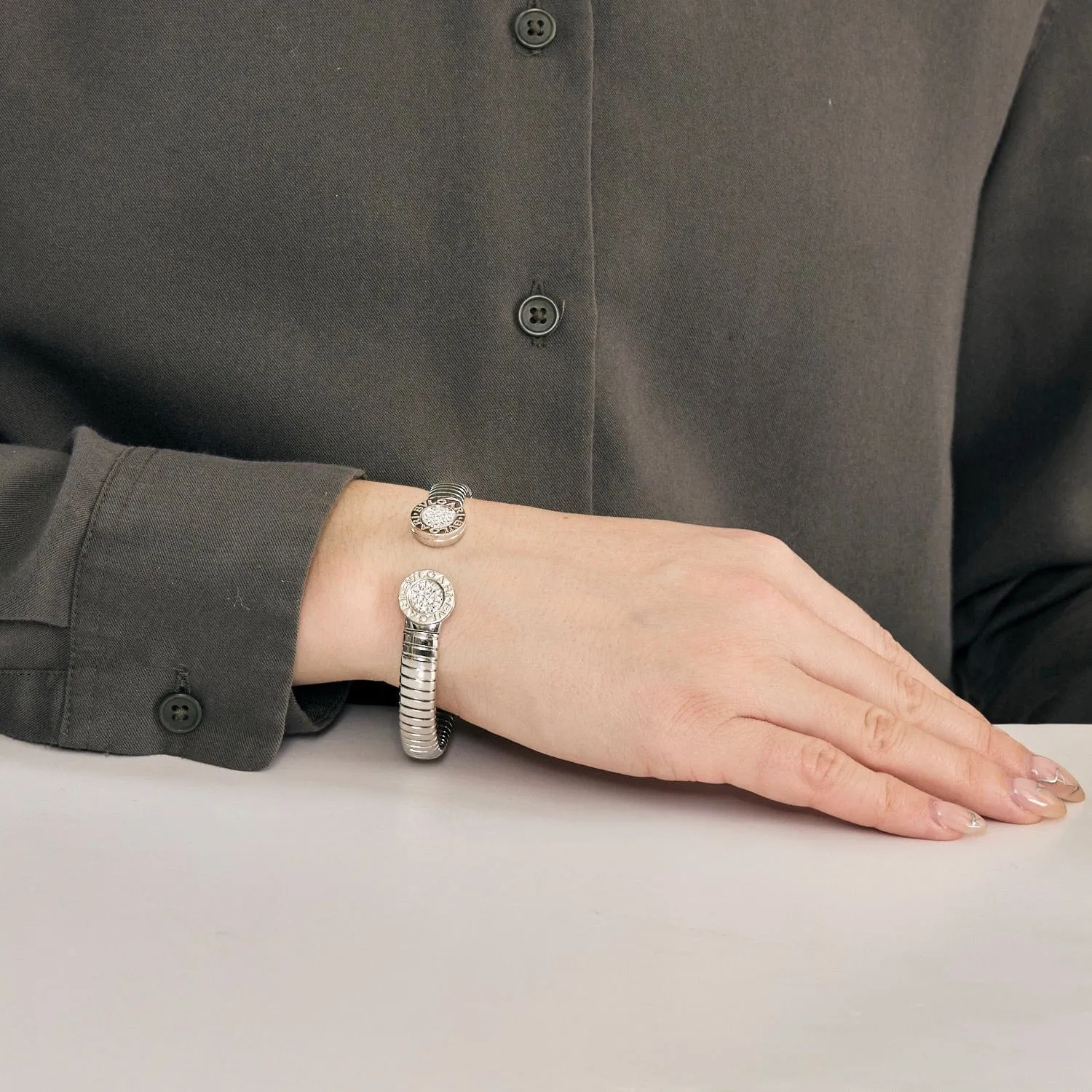 Bulgari Bracelet BULGARI - Bracelet ouvert or gris et diamants sold by 58 Facettes product image thumbnail 2