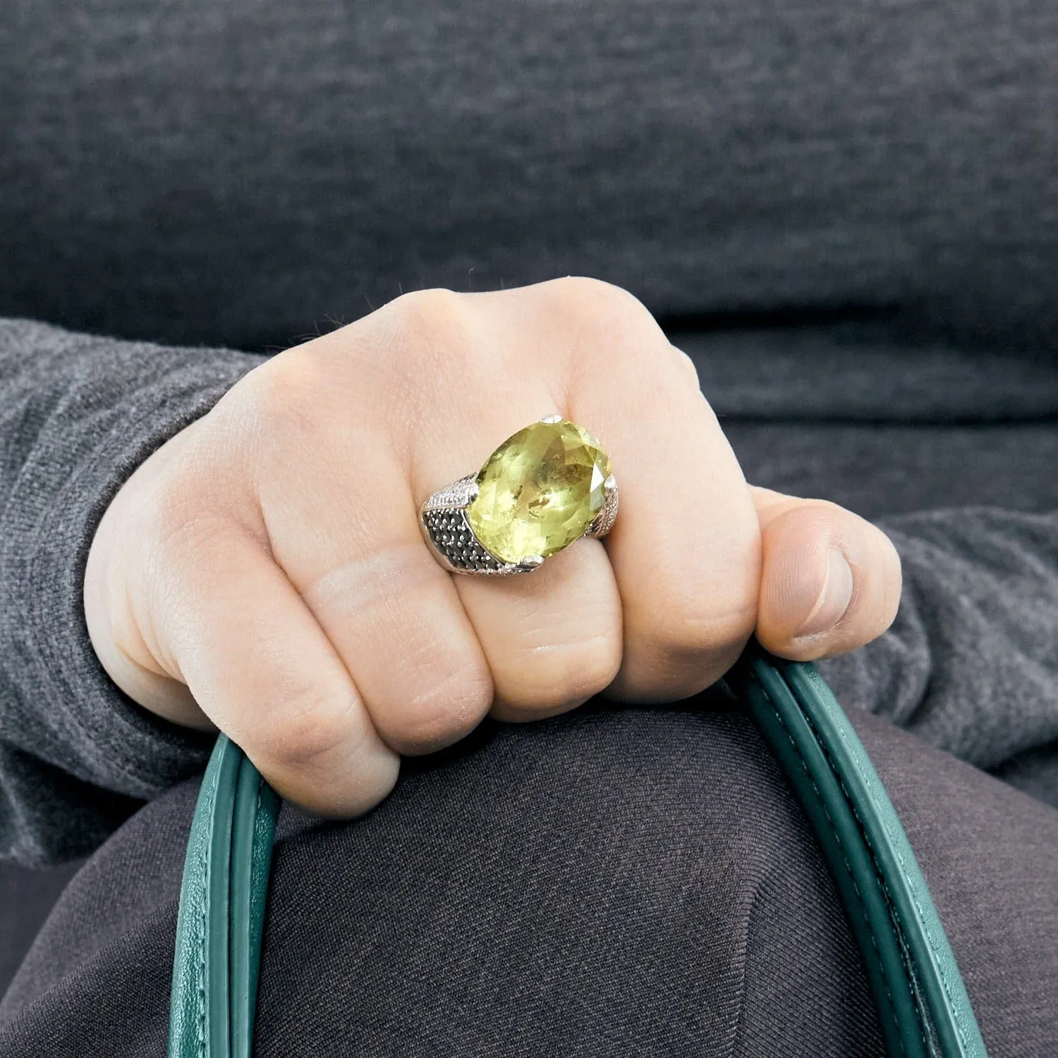 Bague cocktail en or gris avec péridot et diamants sold by 58 Facettes product image thumbnail 2