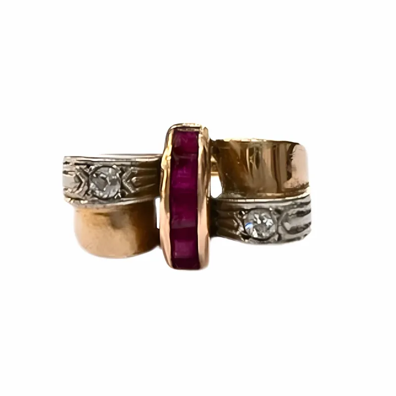 BAGUE CHEVALIER OU BAGUE RÉTRO DES ANNÉES 40, OR 18 KT AVEC DIAMANTS ET RUBIS sold by 58 Facettes