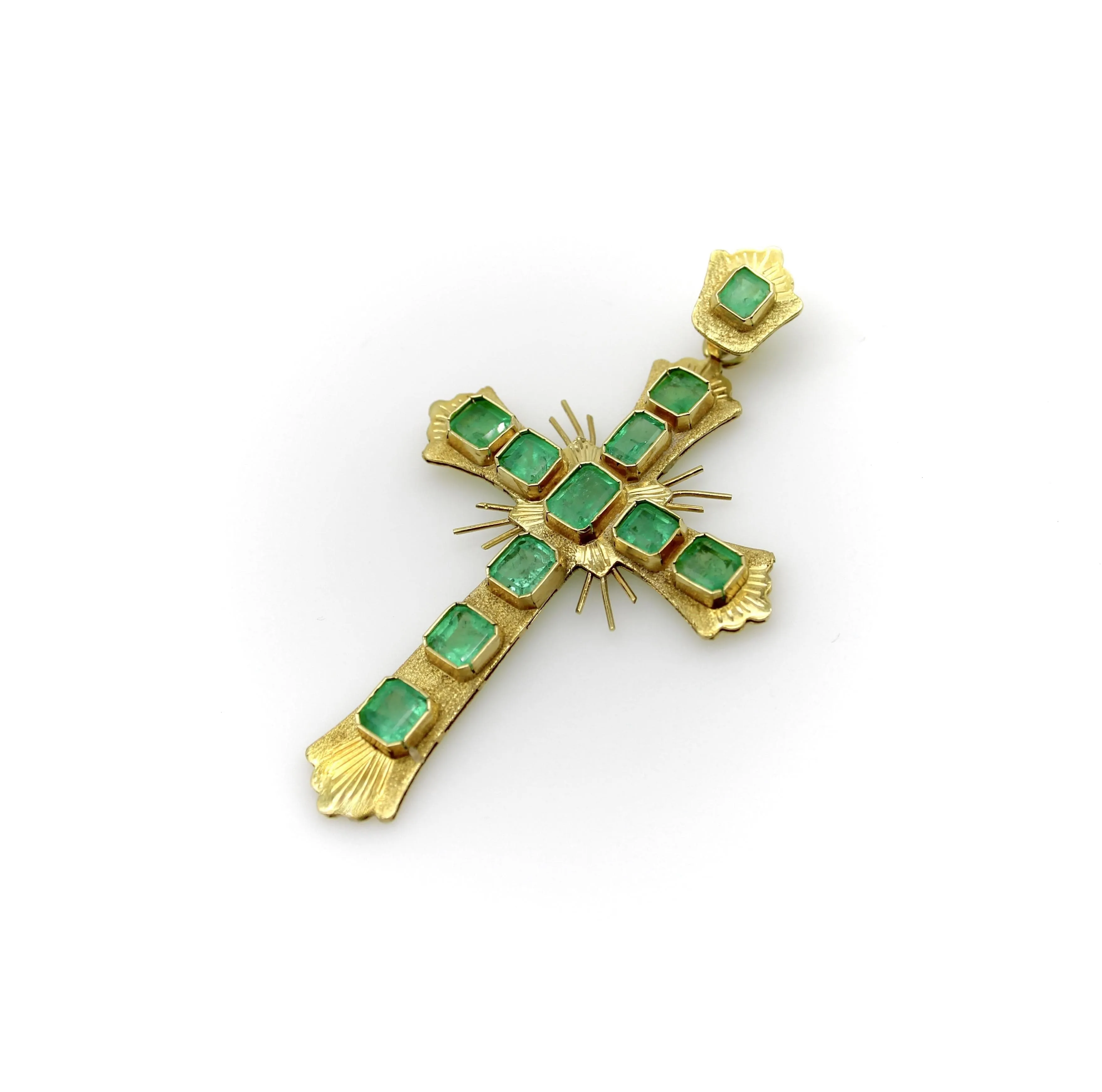 Pendentif croix vintage en or 18 carats avec émeraude colombienne sold by 58 Facettes product image thumbnail 5