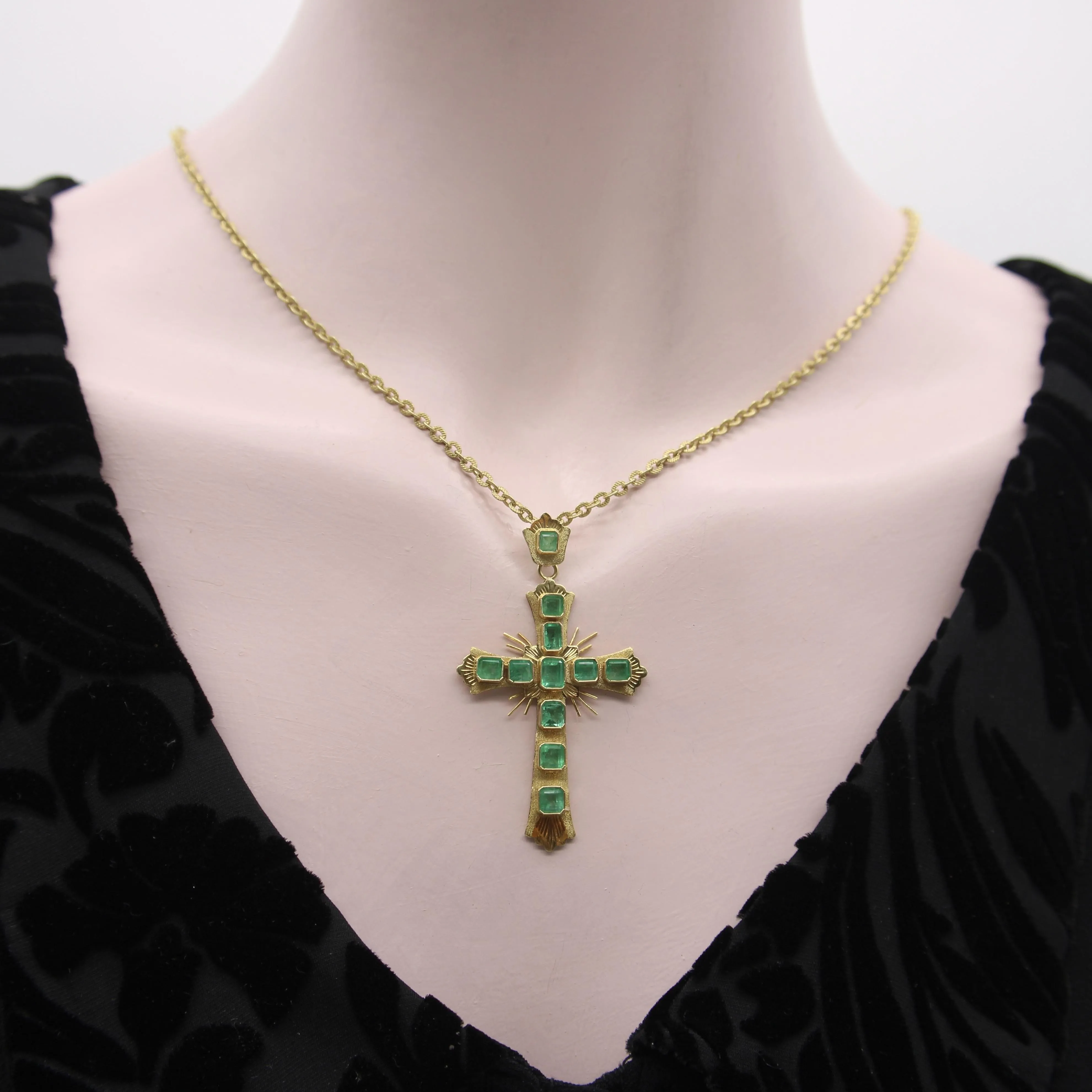 Pendentif croix vintage en or 18 carats avec émeraude colombienne sold by 58 Facettes product image thumbnail 2