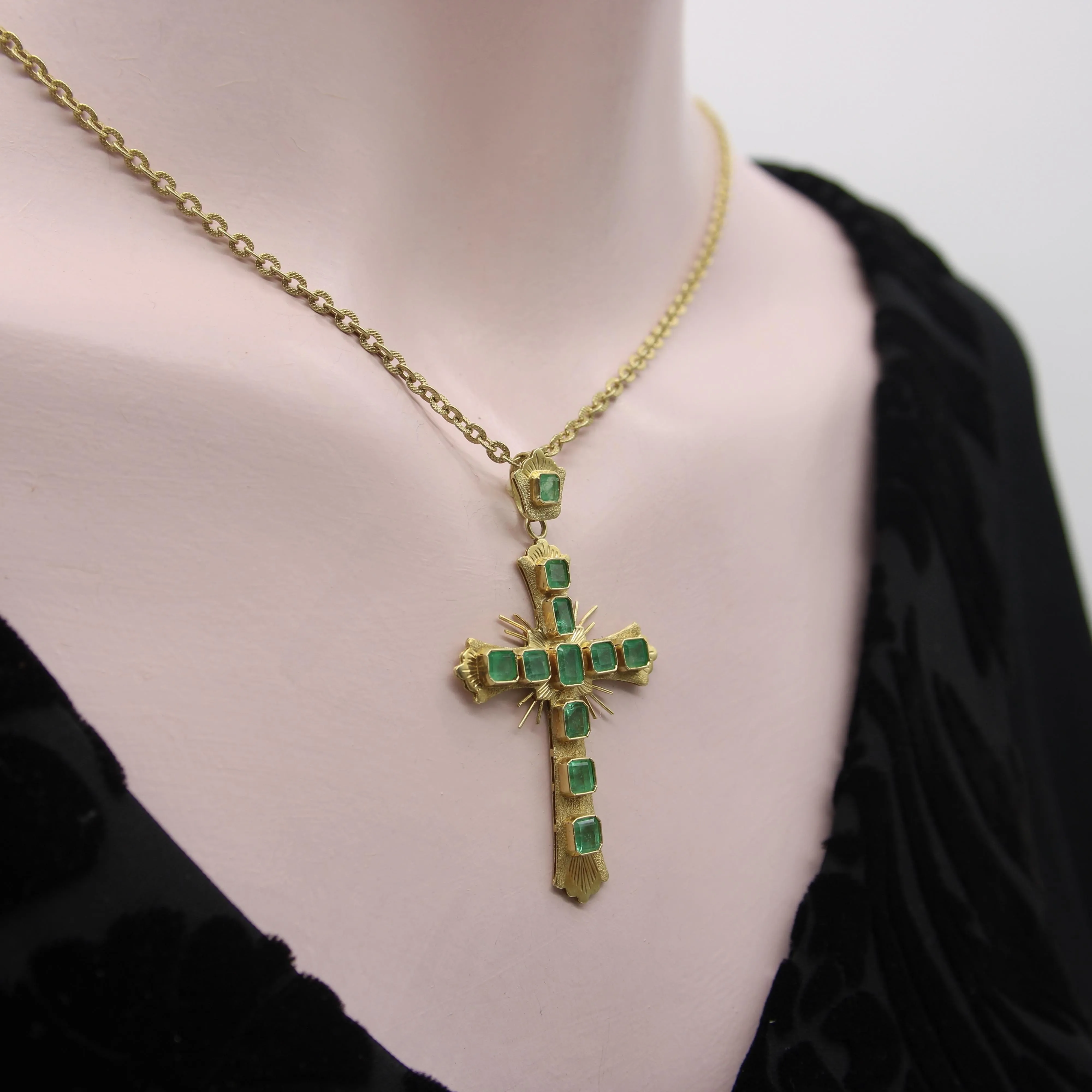 Pendentif croix vintage en or 18 carats avec émeraude colombienne sold by 58 Facettes product image thumbnail 3