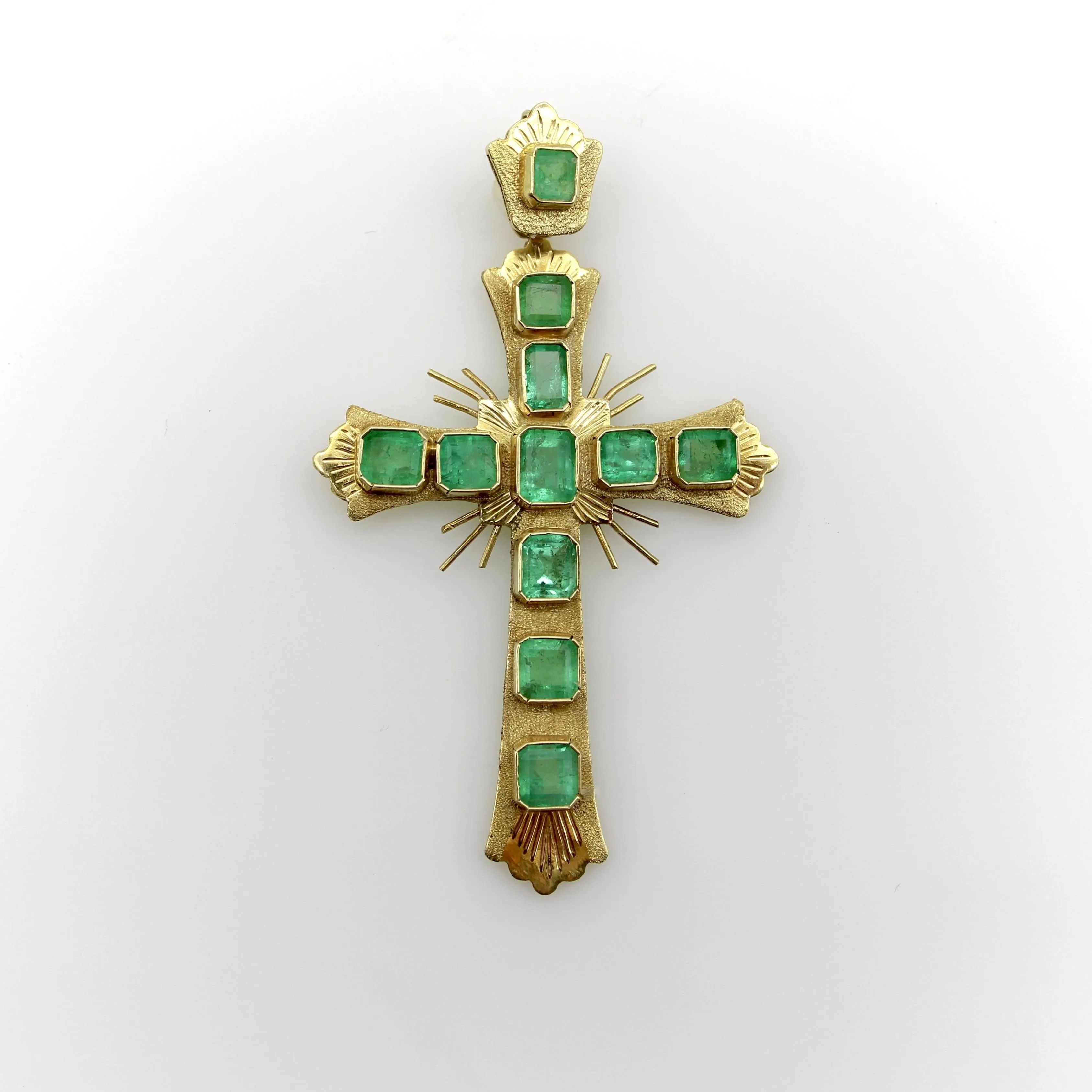 Pendentif croix vintage en or 18 carats avec émeraude colombienne sold by 58 Facettes product image thumbnail 4