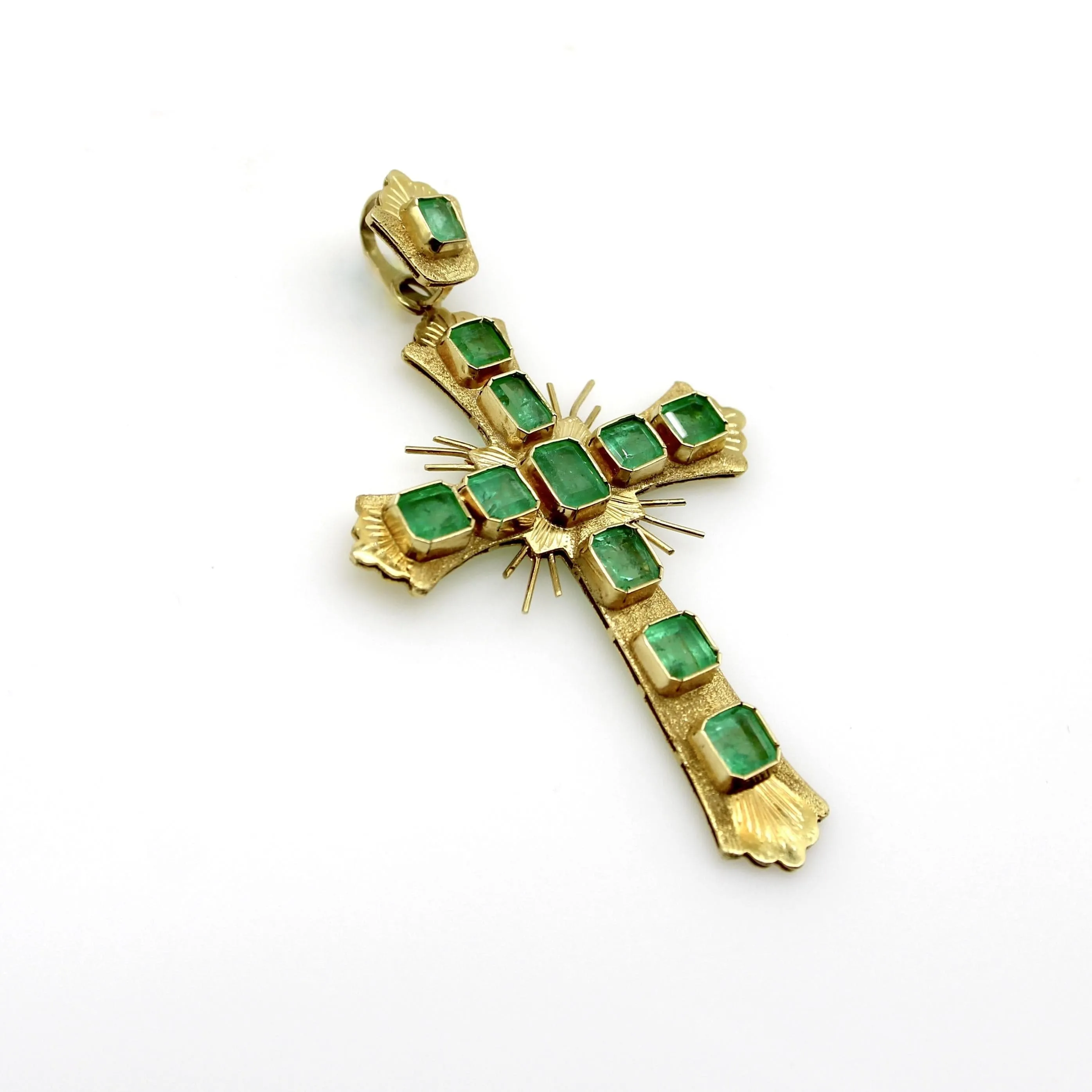Pendentif croix vintage en or 18 carats avec émeraude colombienne sold by 58 Facettes