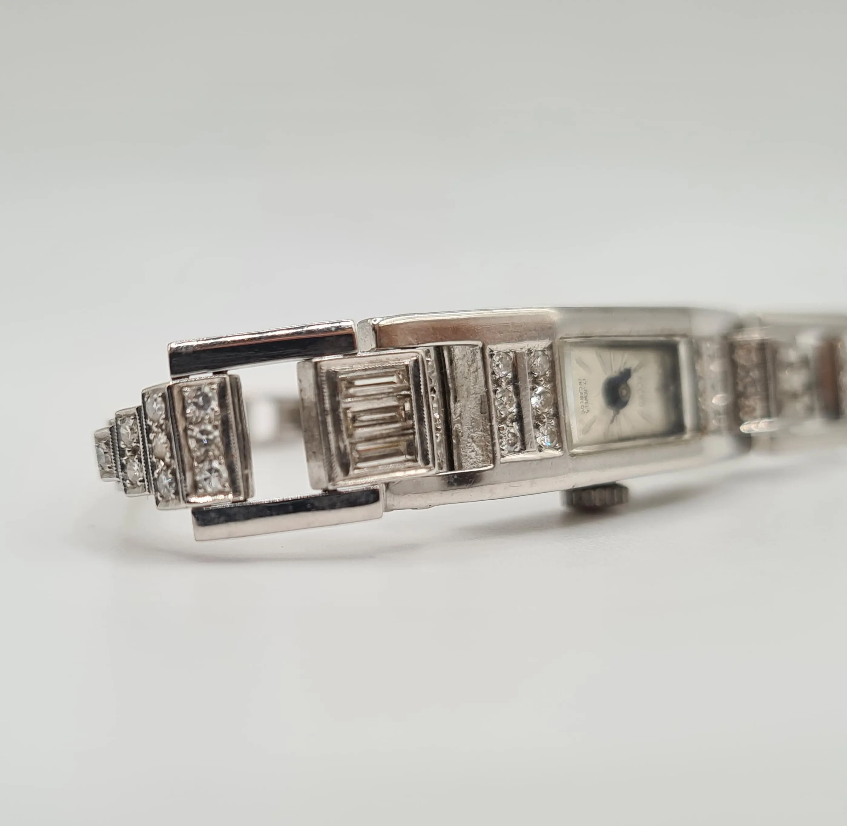 Montre en platine et or blanc sertie de diamants anciens et diamants baguettes sold by 58 Facettes product image thumbnail 4