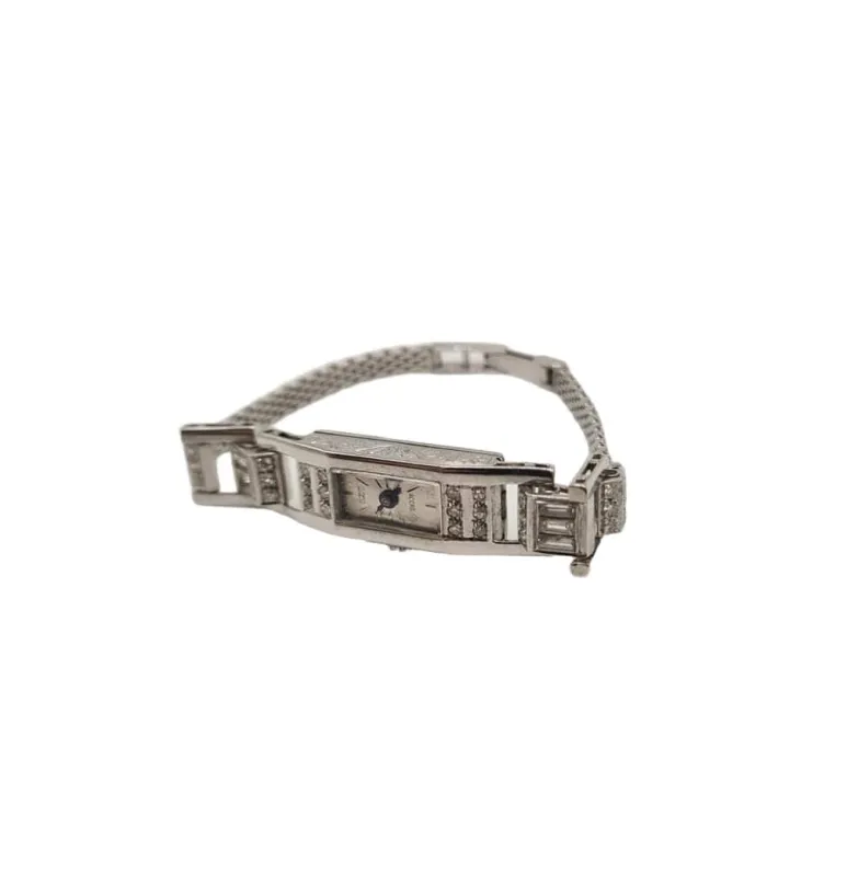 Montre en platine et or blanc sertie de diamants anciens et diamants baguettes sold by 58 Facettes