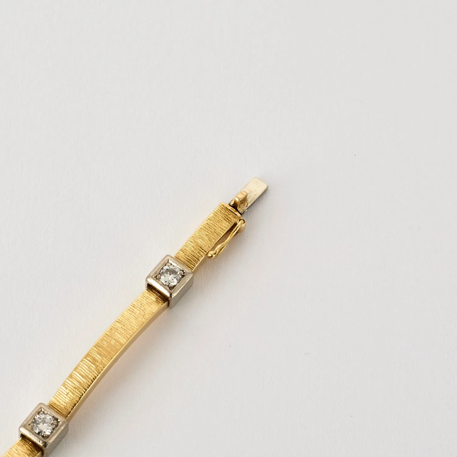 Bracelet moderniste en or jaune et gris, et diamants sold by 58 Facettes product image thumbnail 4