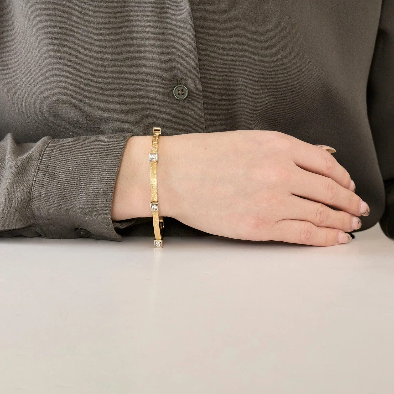 Bracelet moderniste en or jaune et gris, et diamants sold by 58 Facettes product image thumbnail 2