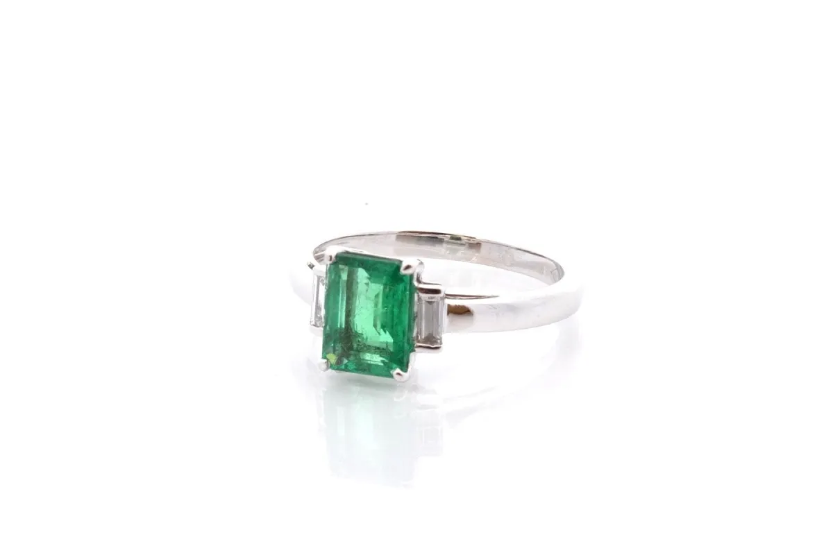 Bague émeraude de 1,40cts et diamants sold by 58 Facettes