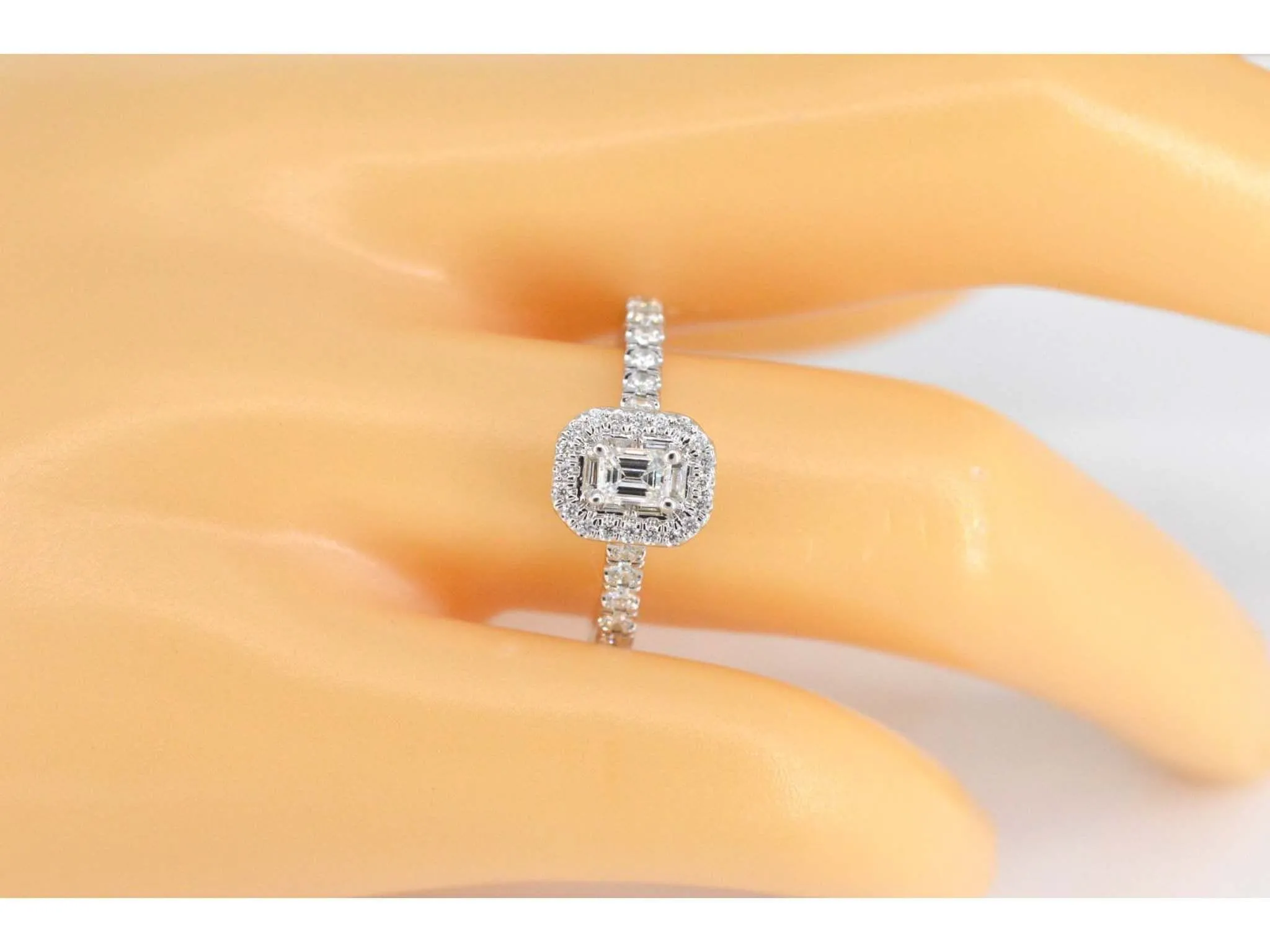 Bague entourage en or blanc avec diamants taille brillant et baguette sold by 58 Facettes product image thumbnail 2