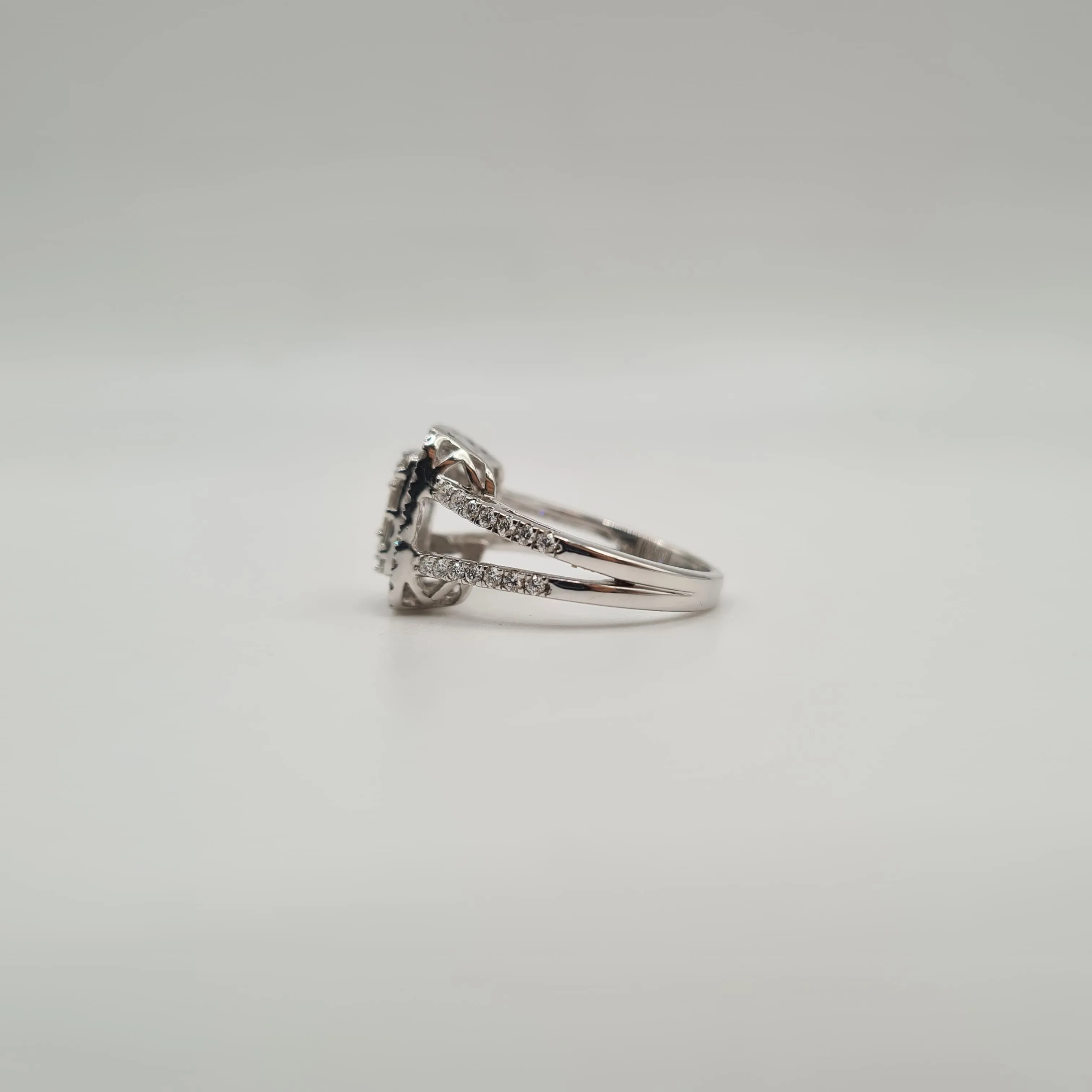 Bague or blanc sertie de diamants ronds et baguettes sold by 58 Facettes product image thumbnail 3