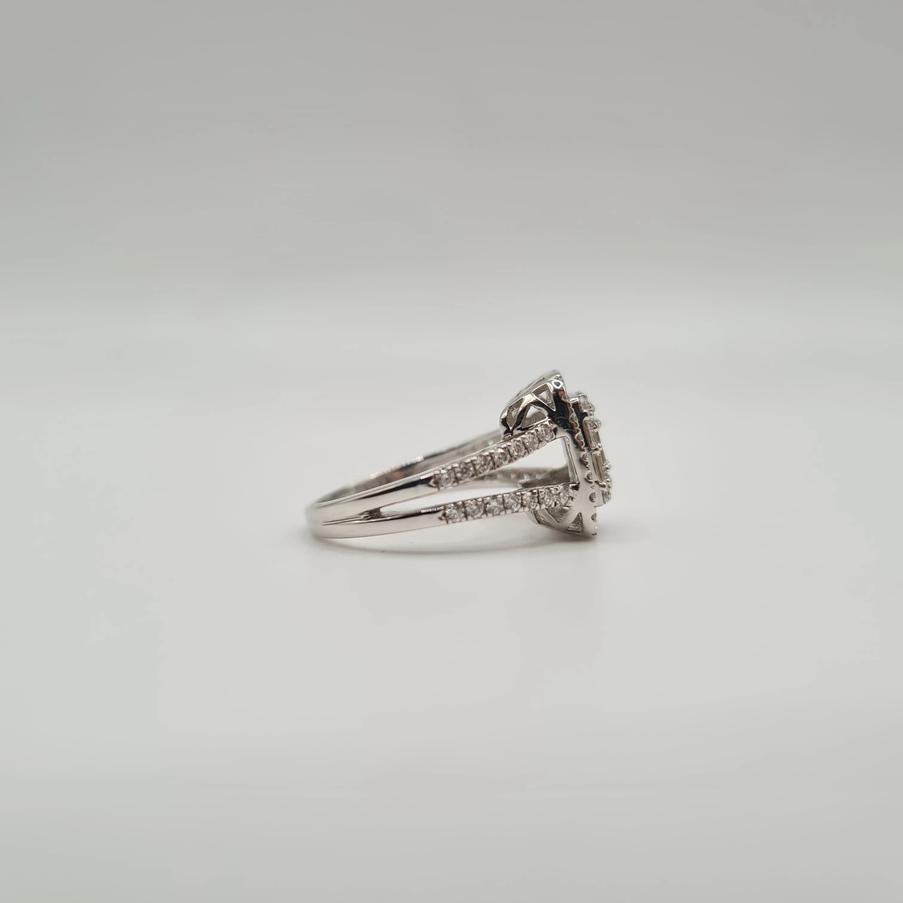 Bague or blanc sertie de diamants ronds et baguettes sold by 58 Facettes product image thumbnail 4
