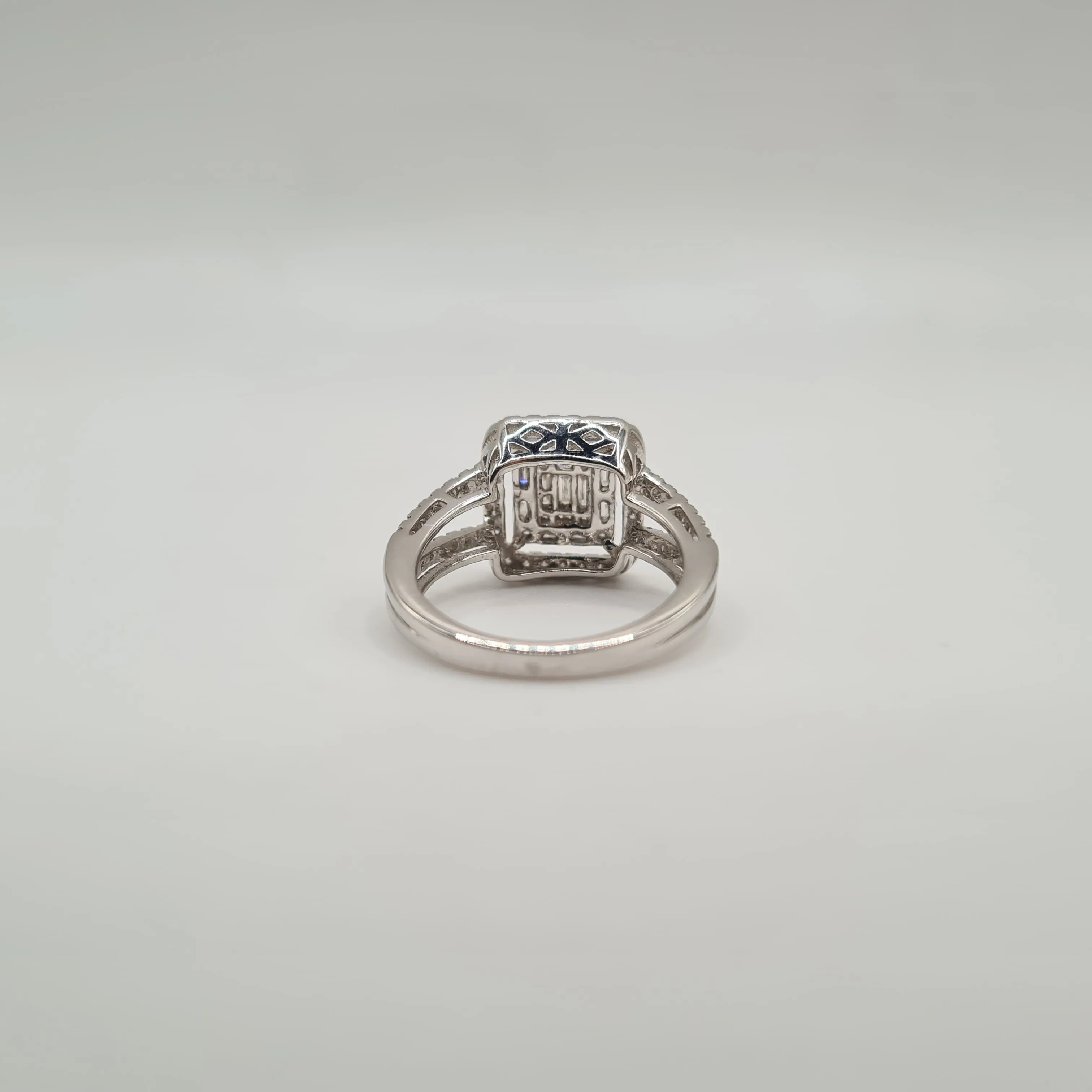 Bague or blanc sertie de diamants ronds et baguettes sold by 58 Facettes product image thumbnail 5