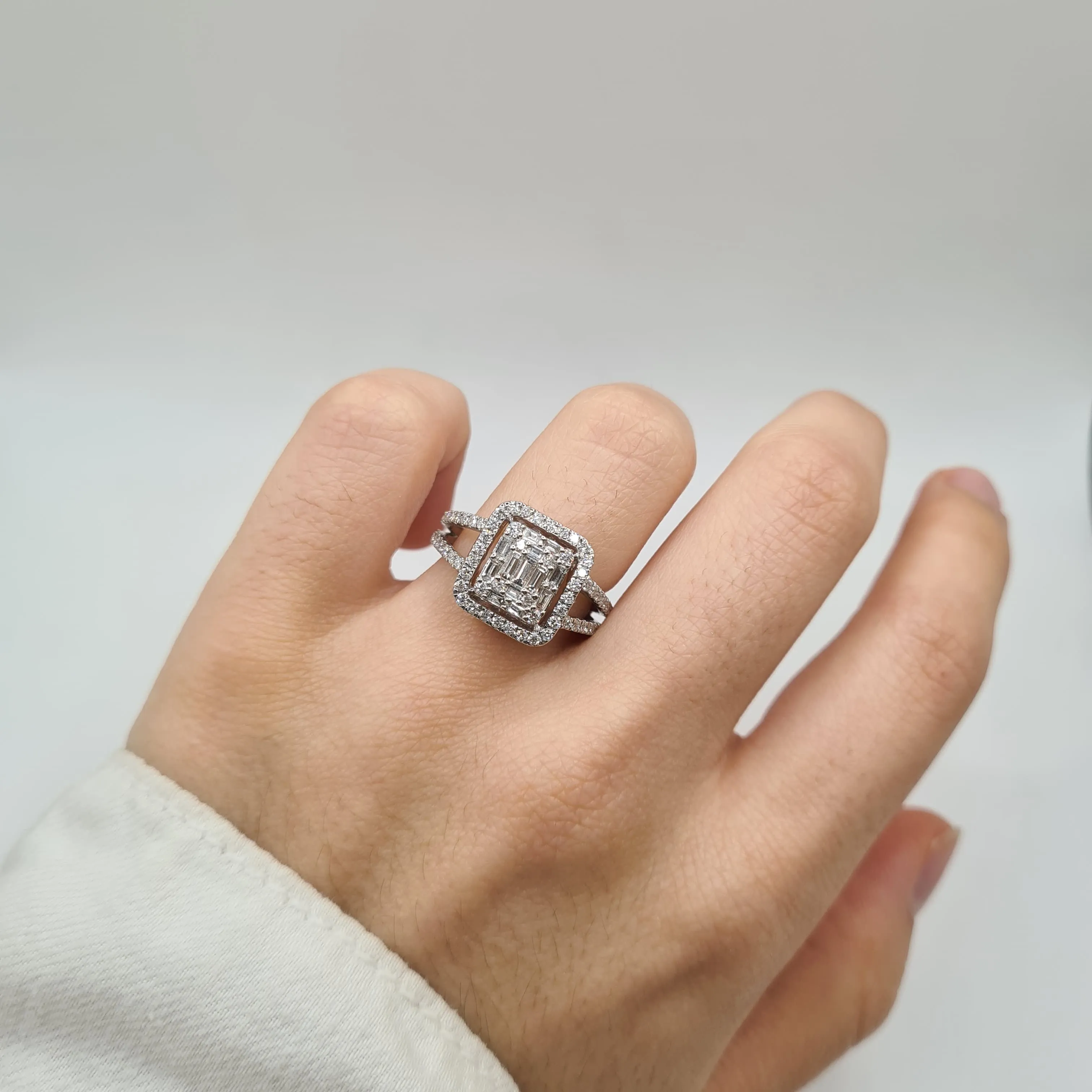 Bague or blanc sertie de diamants ronds et baguettes sold by 58 Facettes product image thumbnail 2