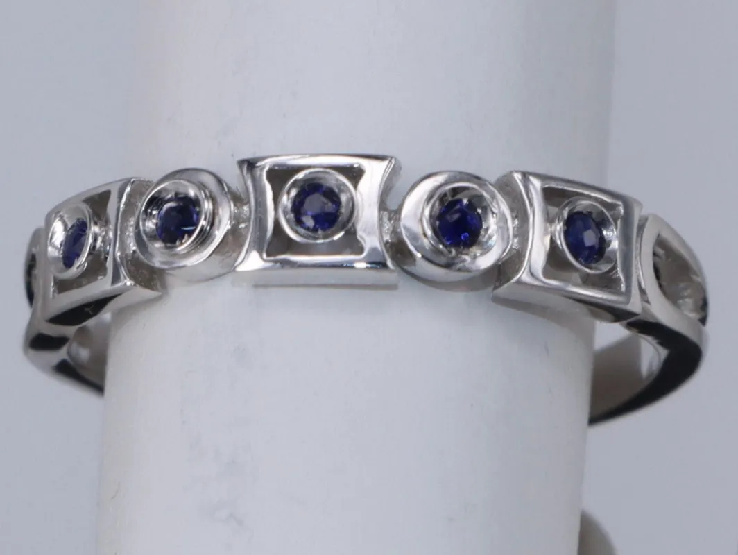 Bague géométrique Art Déco saphirs bleus or blanc 18 carats sold by 58 Facettes