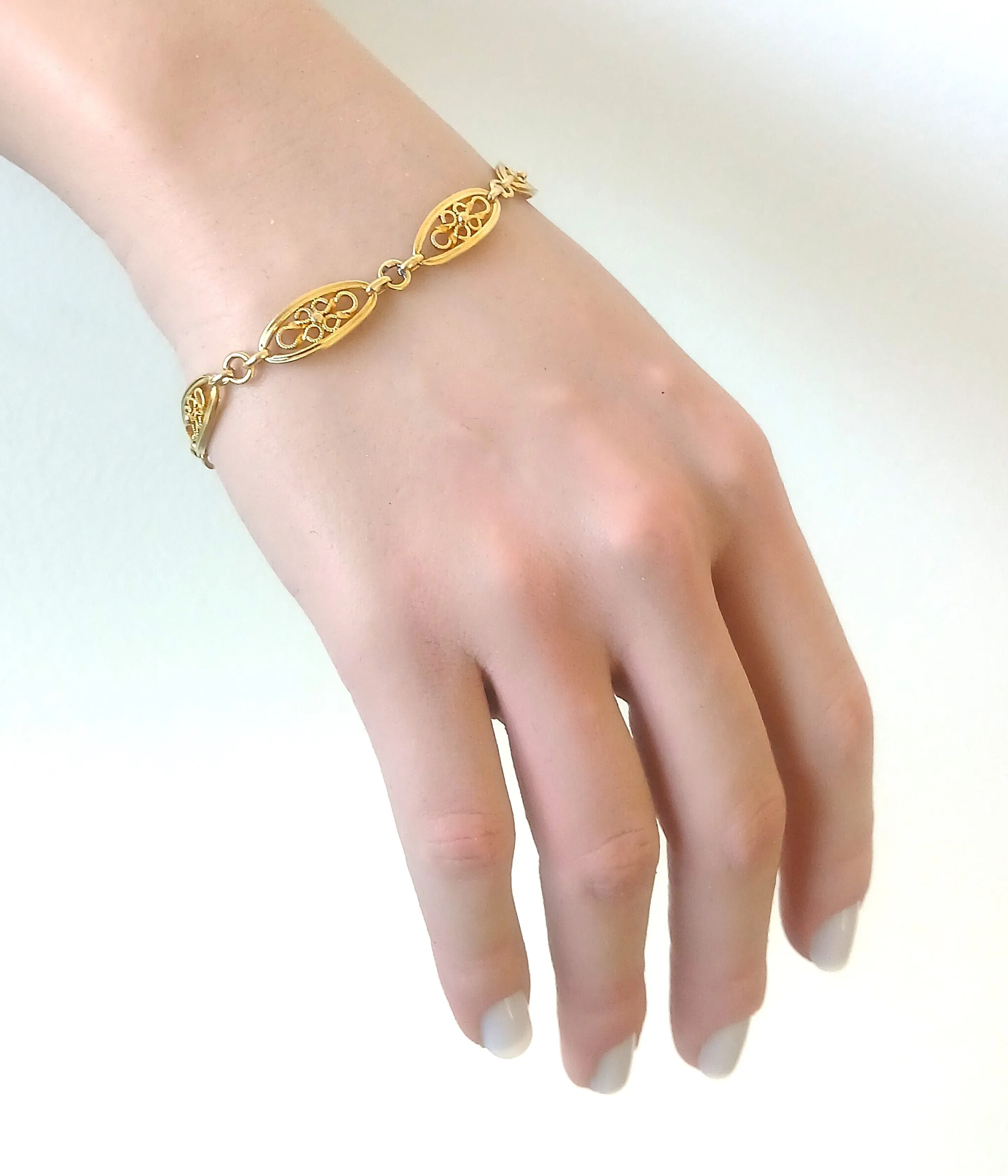 Bracelet ancien filigrané en or jaune, maille ovale sold by 58 Facettes product image thumbnail 2