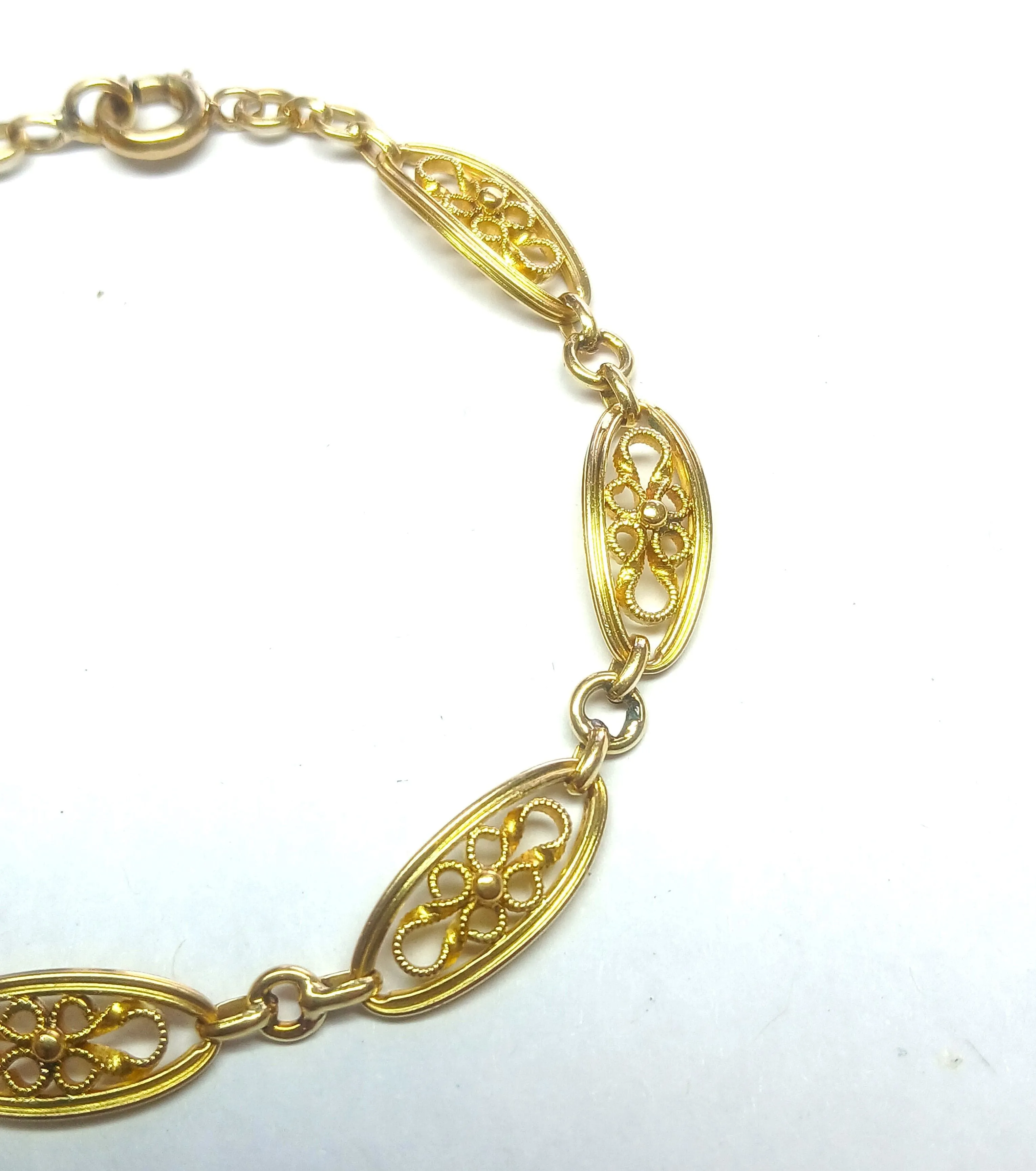 Bracelet ancien filigrané en or jaune, maille ovale sold by 58 Facettes product image thumbnail 5