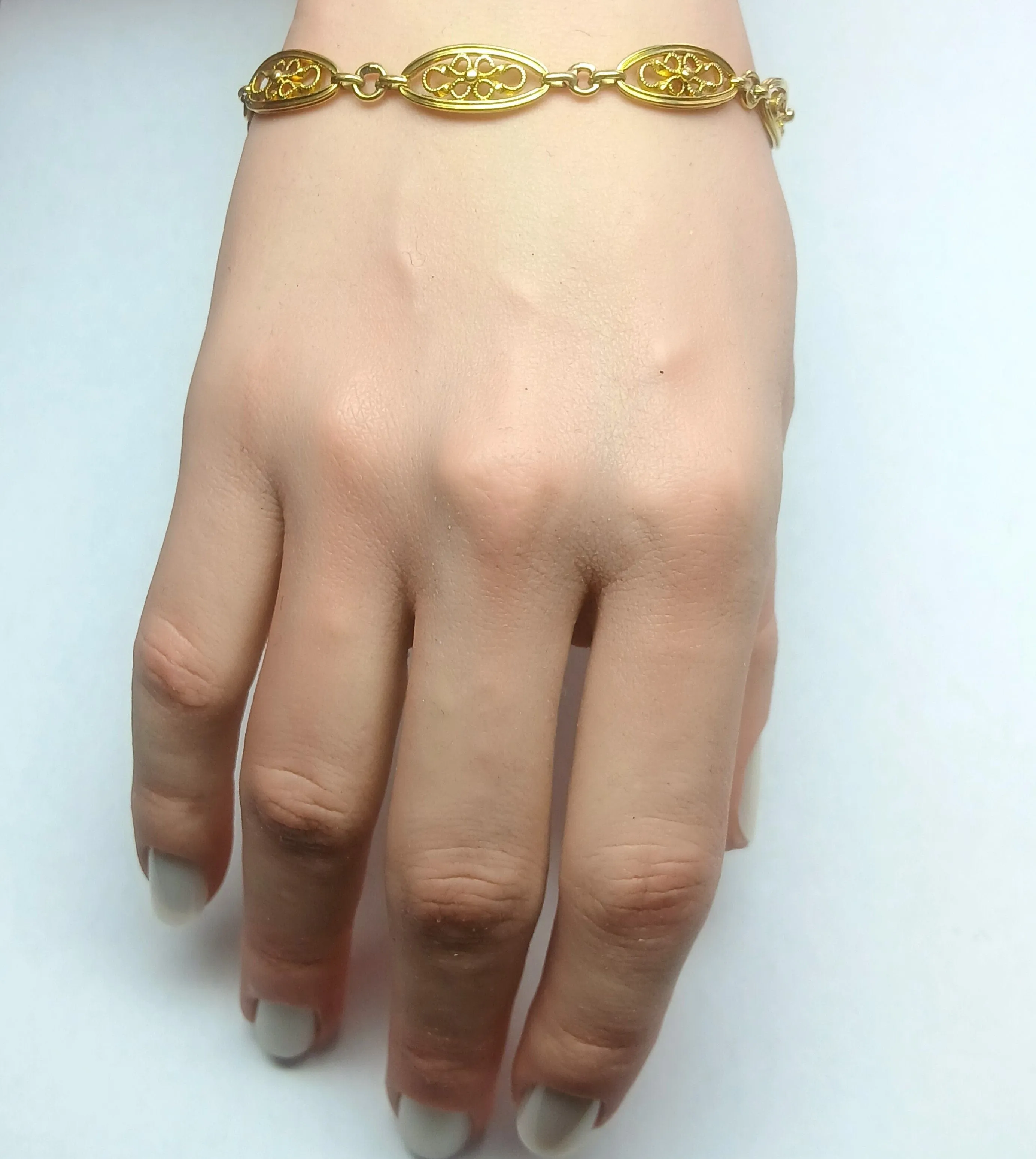 Bracelet ancien filigrané en or jaune, maille ovale sold by 58 Facettes product image thumbnail 3