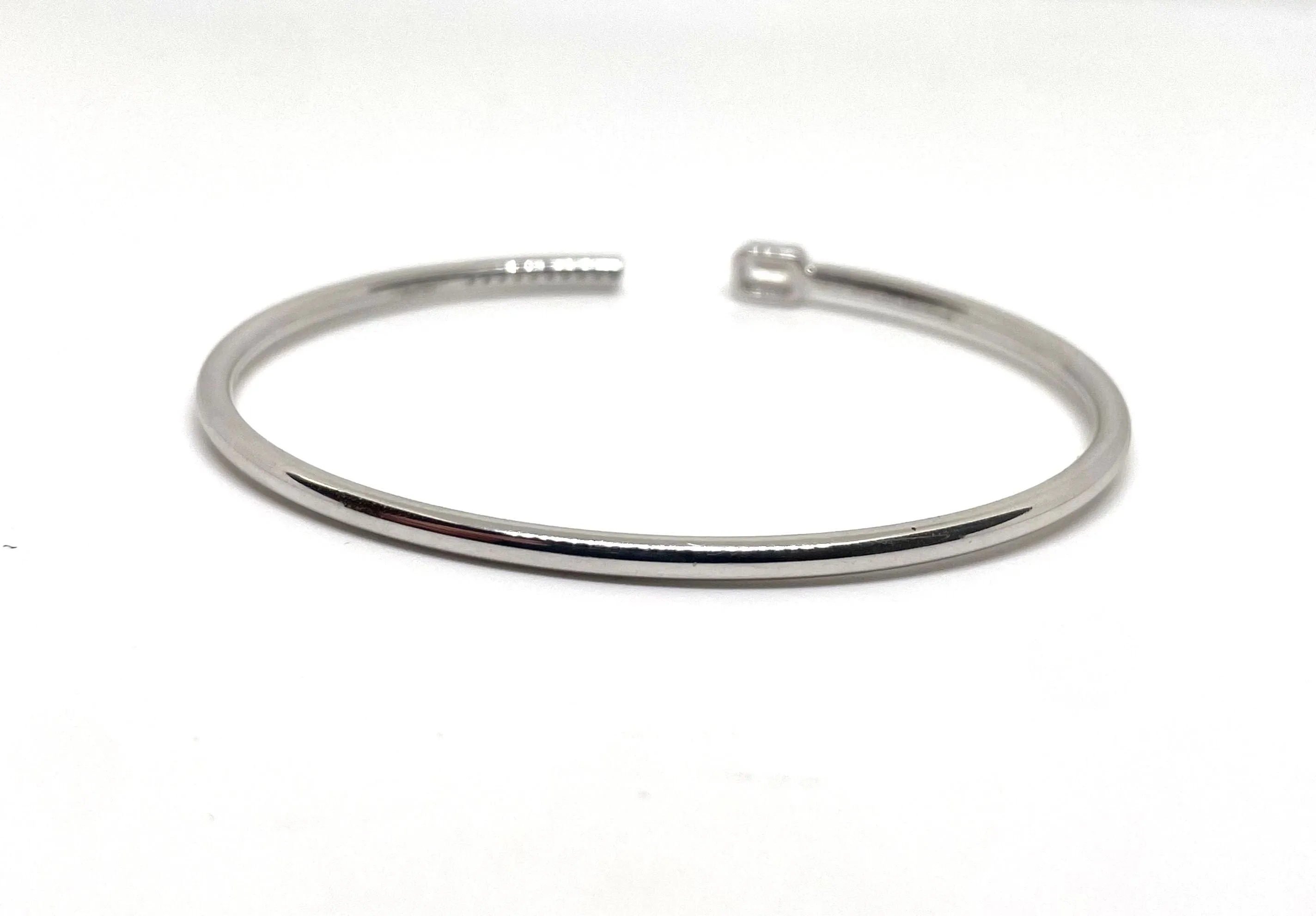 Bracelet jonc ouvert or blanc et diamants sold by 58 Facettes product image thumbnail 3