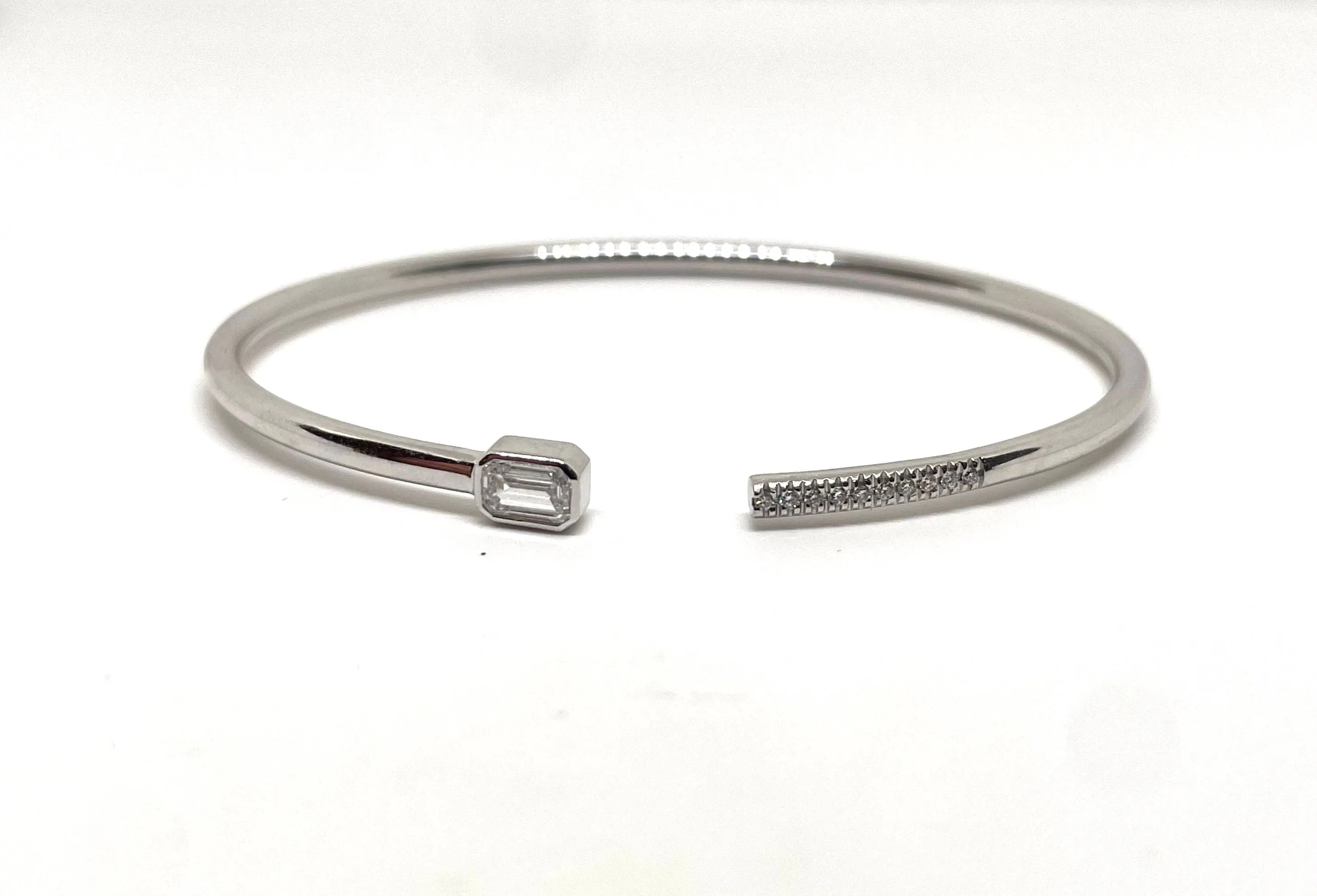 Bracelet jonc ouvert or blanc et diamants sold by 58 Facettes product image thumbnail 2