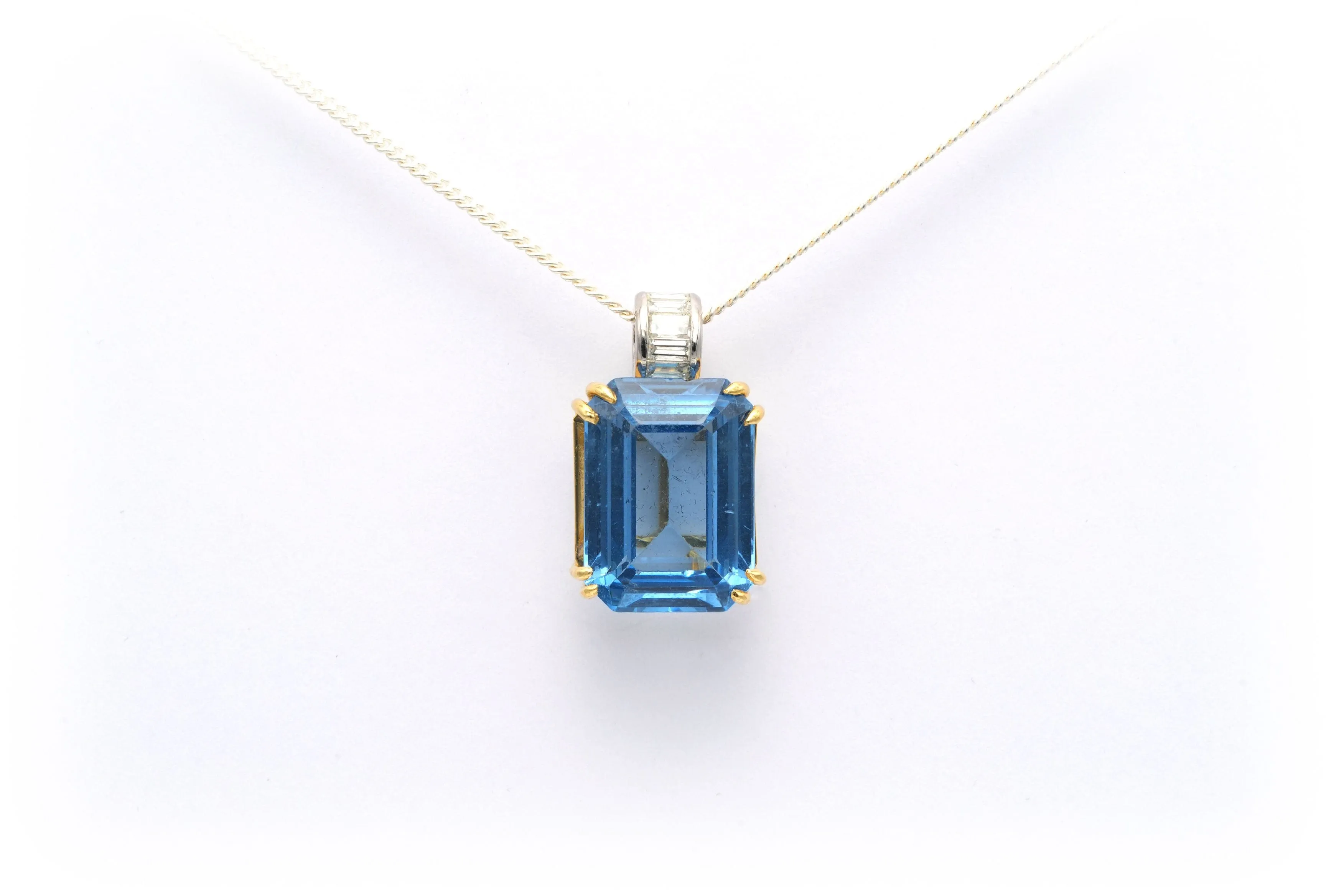 Pendentif contemporain en or jaune serti d’une topaze bleu suisse et de diamants sold by 58 Facettes