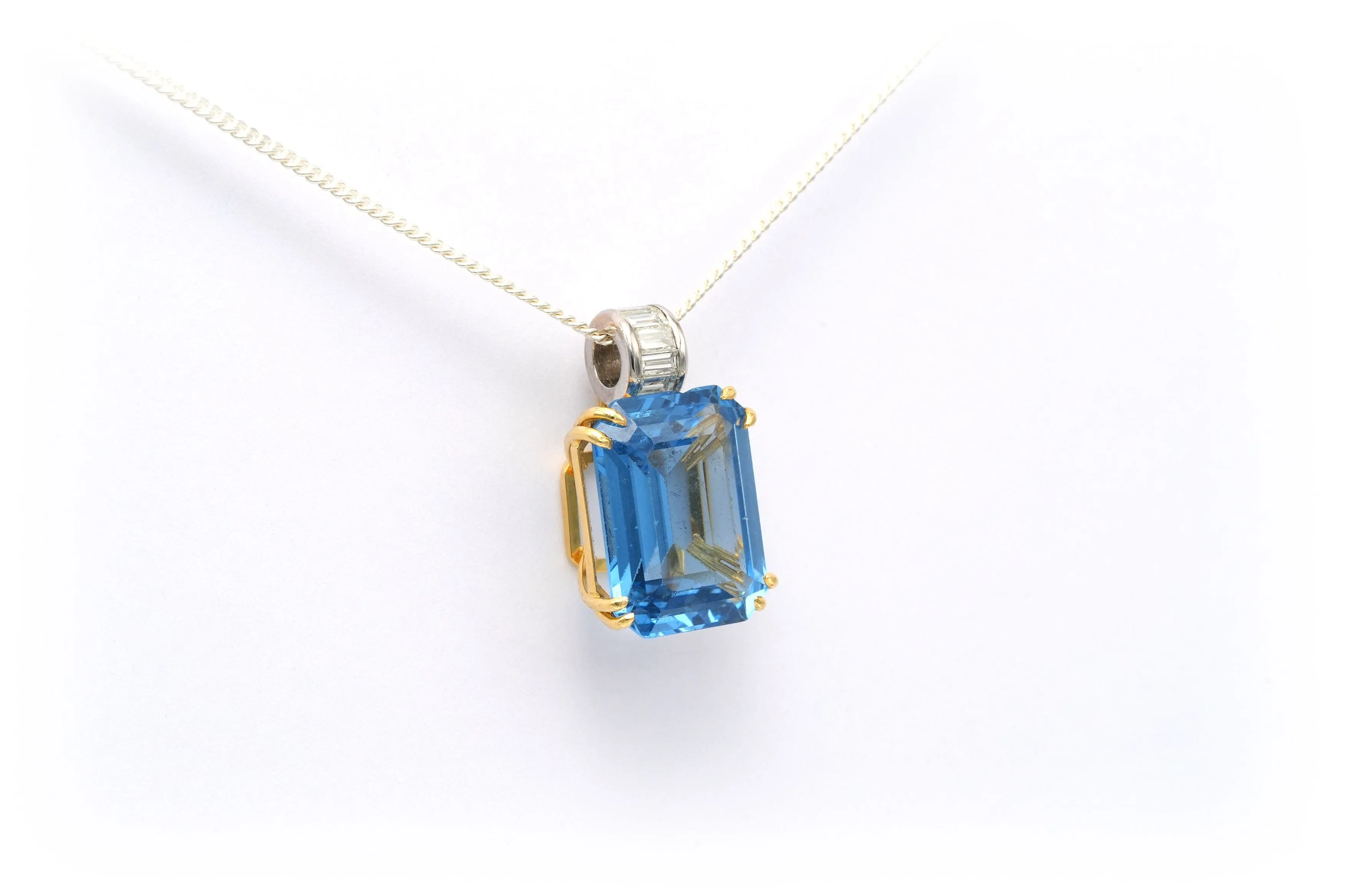 Pendentif contemporain en or jaune serti d’une topaze bleu suisse et de diamants sold by 58 Facettes product image thumbnail 3