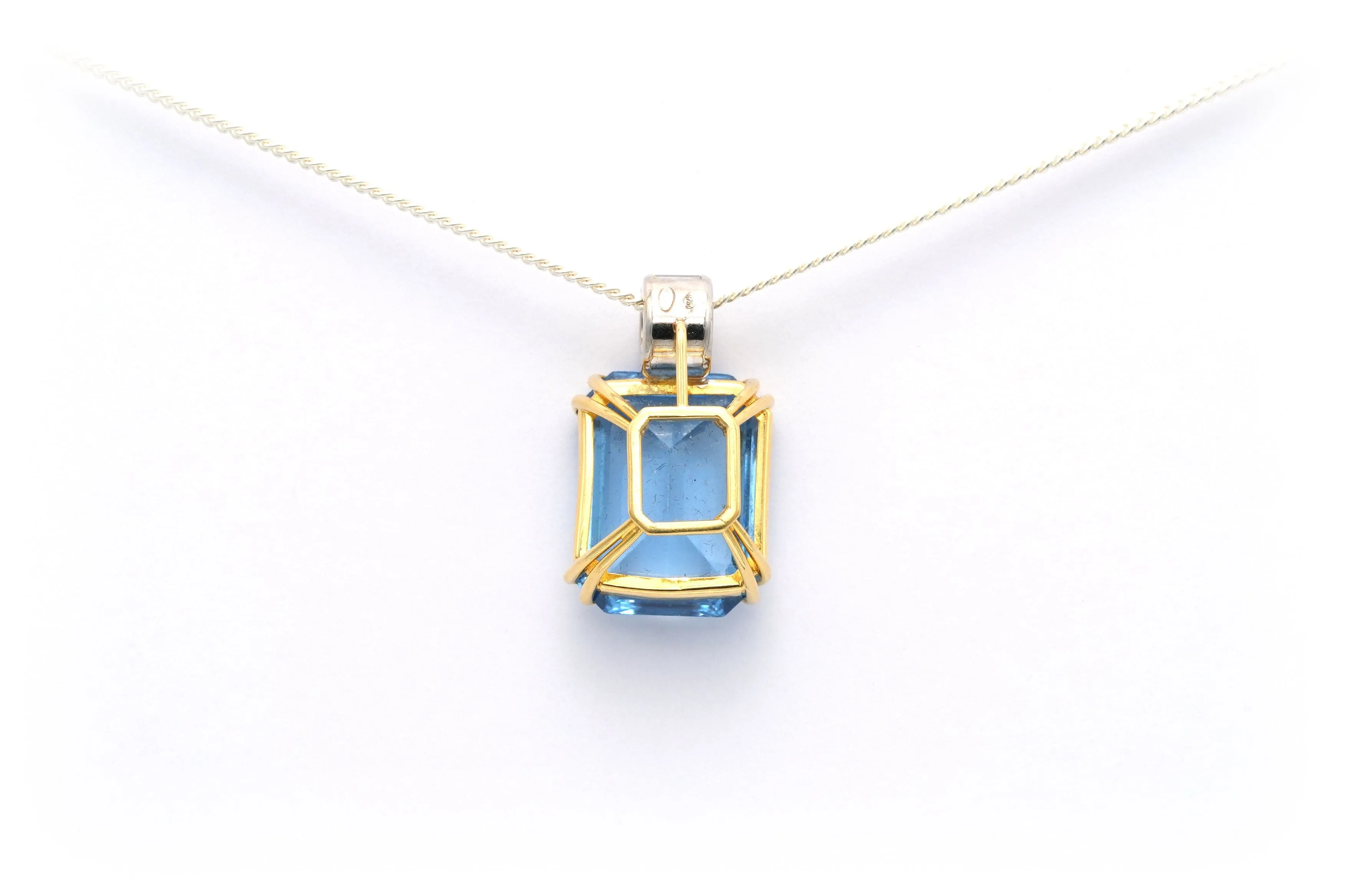 Pendentif contemporain en or jaune serti d’une topaze bleu suisse et de diamants sold by 58 Facettes product image thumbnail 4