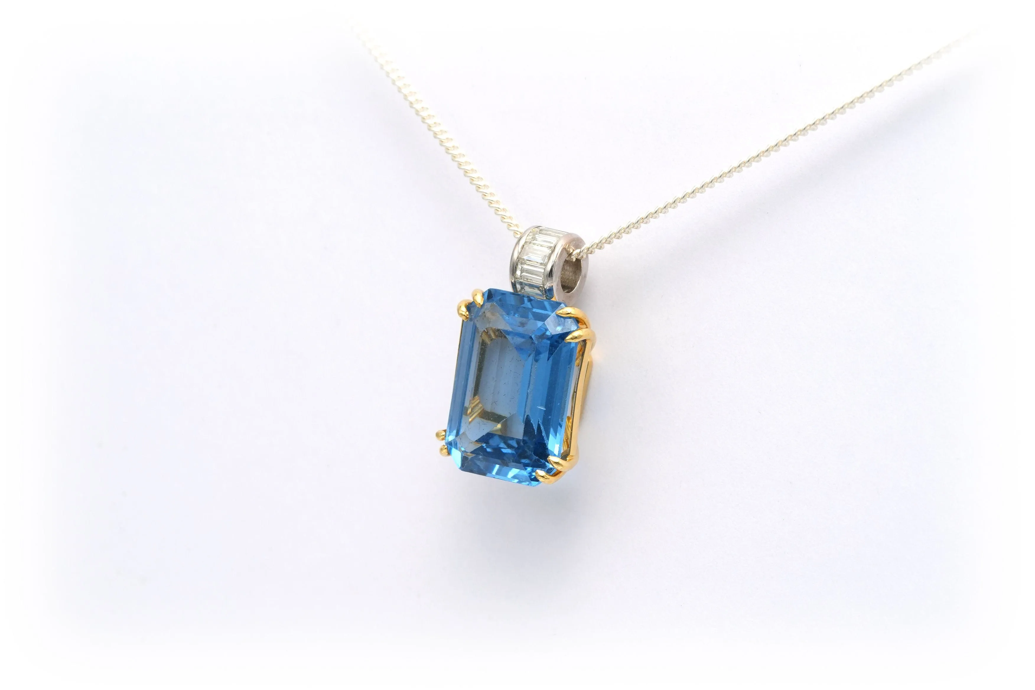 Pendentif contemporain en or jaune serti d’une topaze bleu suisse et de diamants sold by 58 Facettes product image thumbnail 2