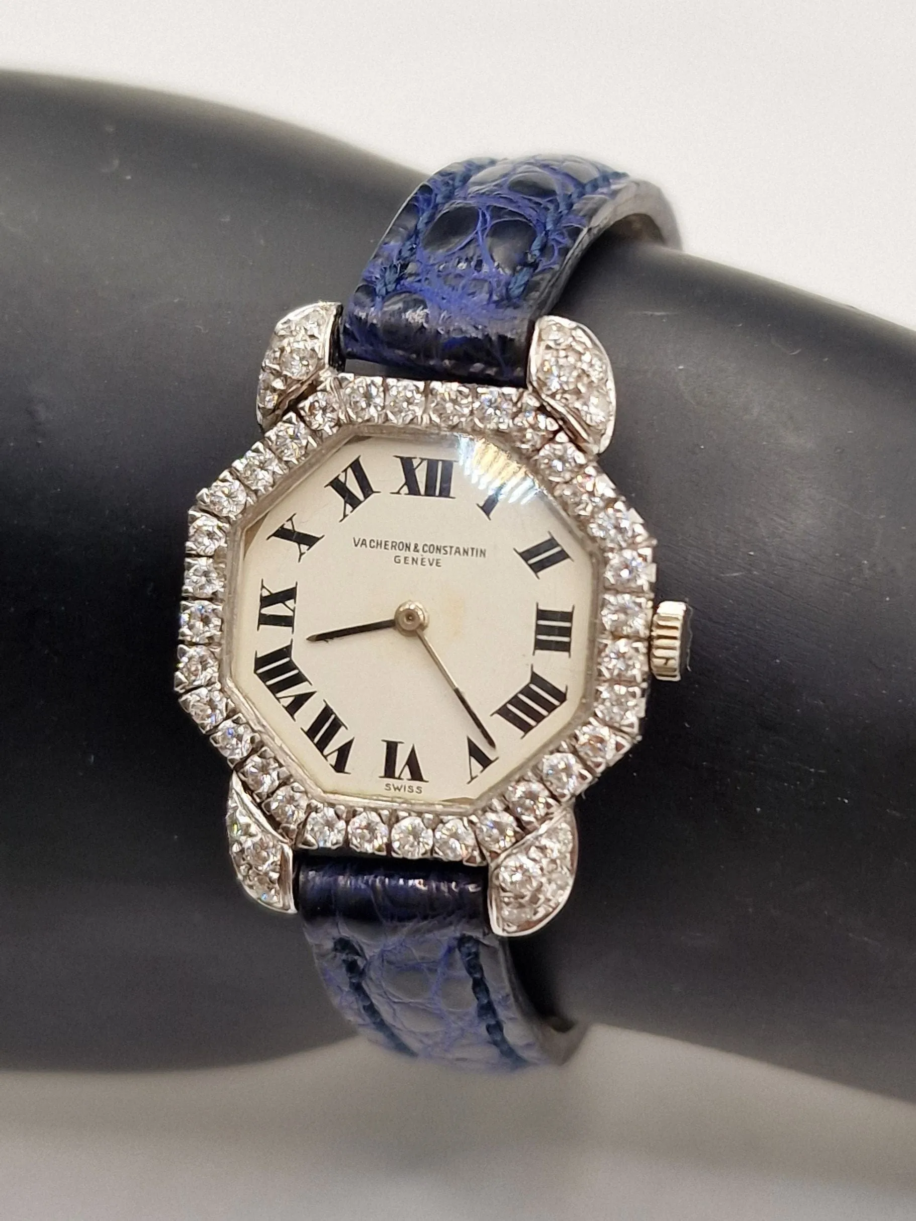 Montre Vacheron Constantin en or avec lunette en diamant sold by 58 Facettes product image thumbnail 3