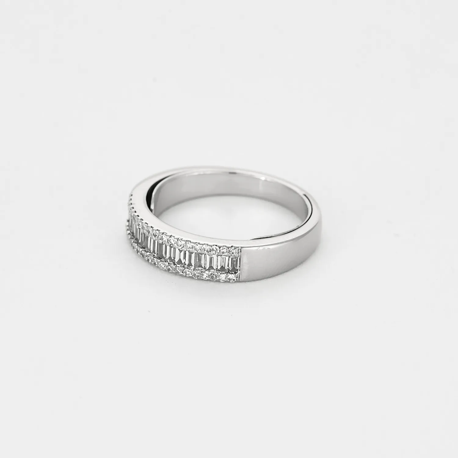 Bague jonc en or gris et diamants sold by 58 Facettes product image thumbnail 3