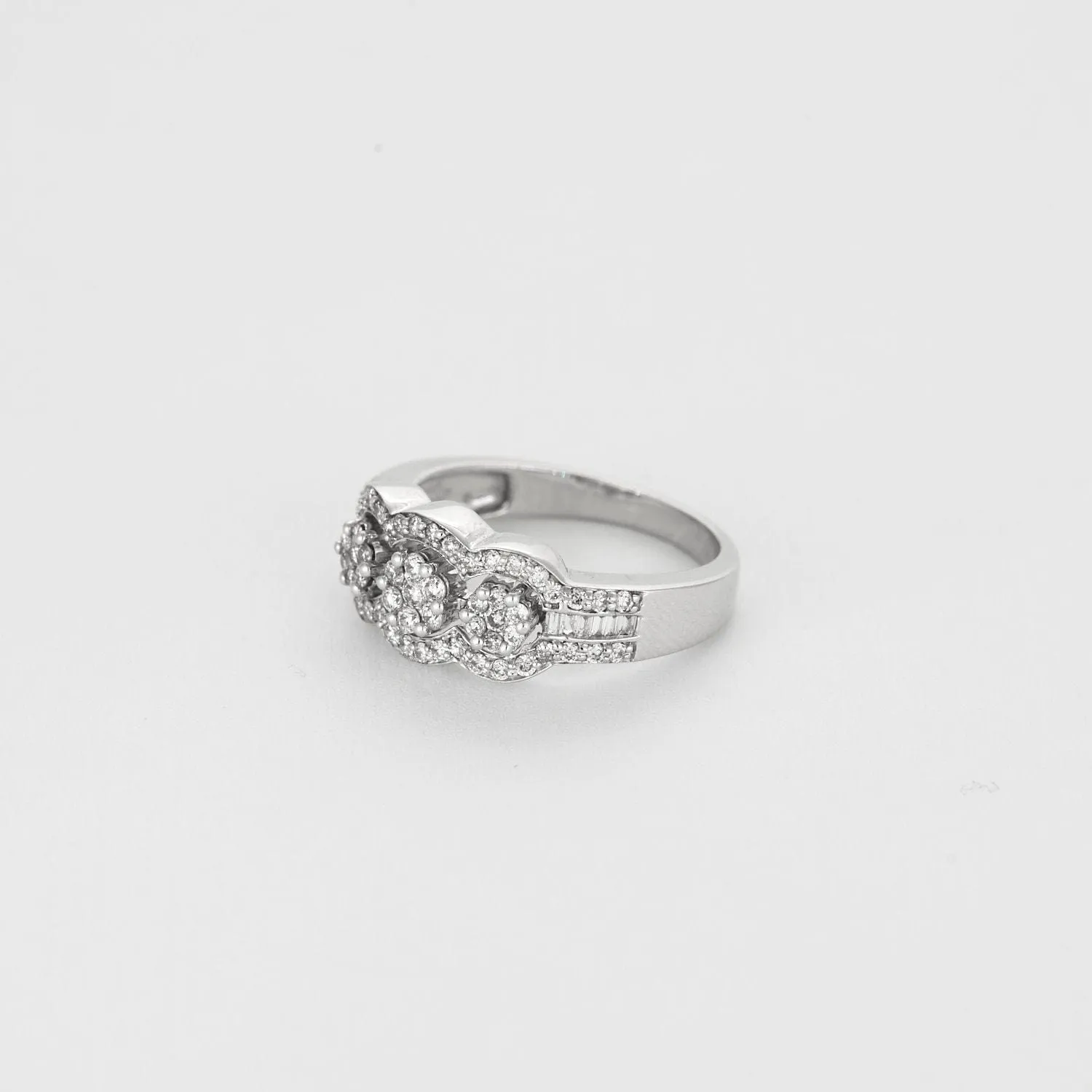 Bague tricercle en or blanc et diamants sold by 58 Facettes product image thumbnail 3