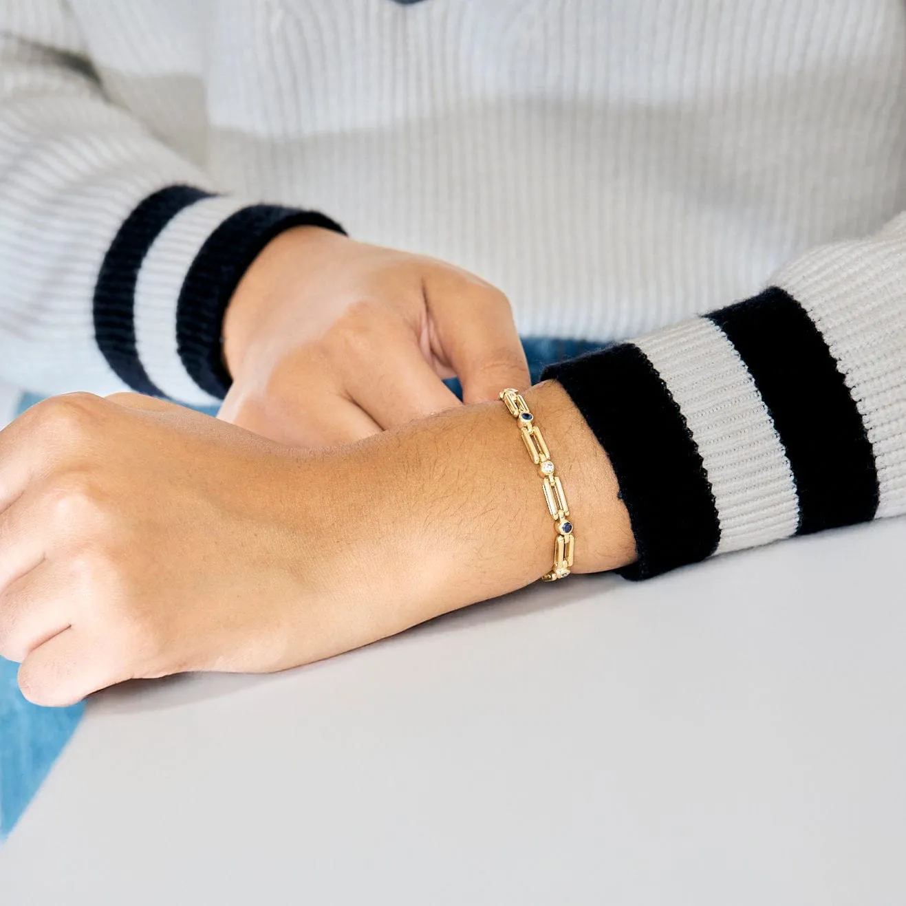 Bracelet en or jaune, diamants et saphirs sold by 58 Facettes product image thumbnail 2