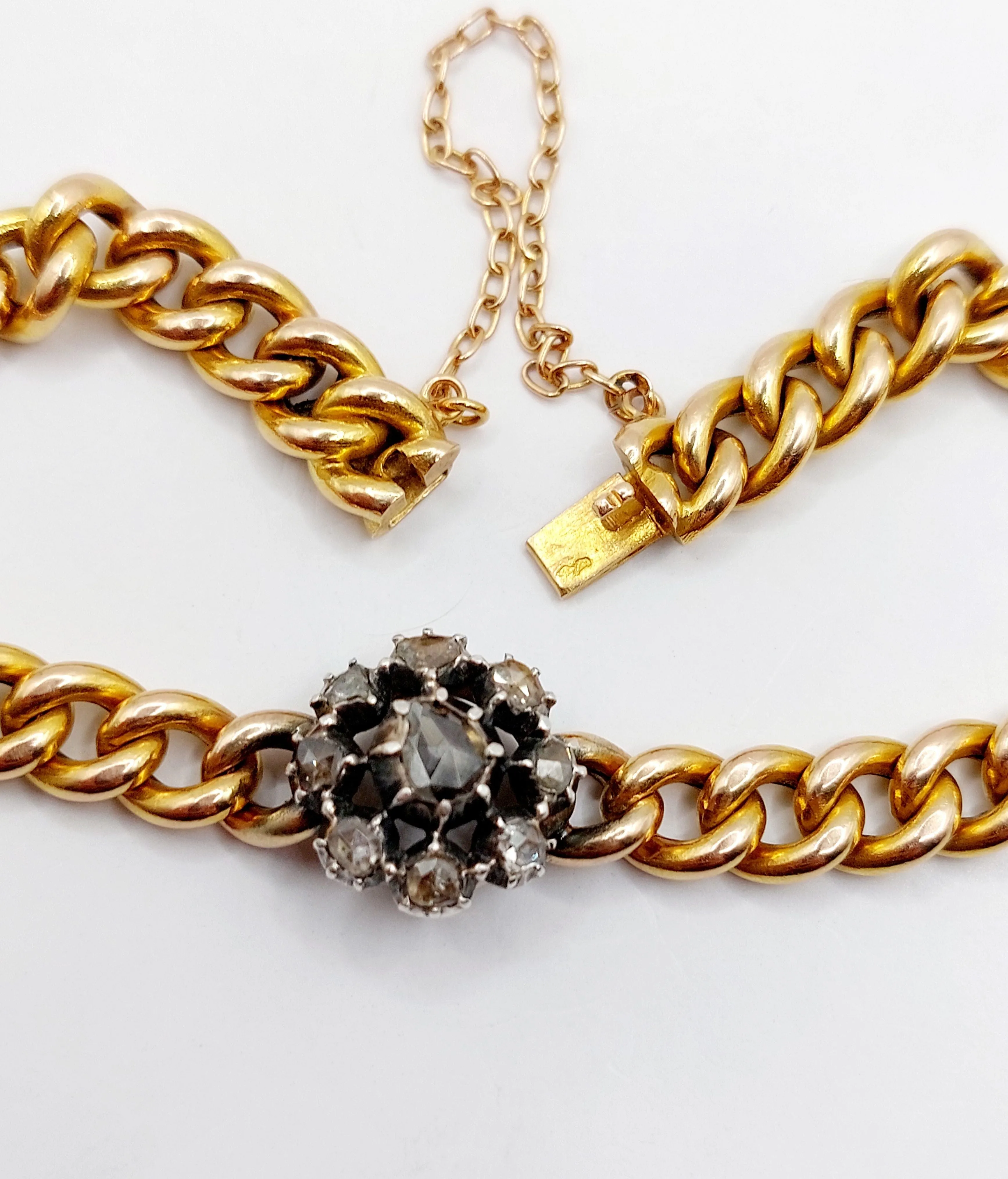 Bracelet or jaune et argent, marguerite ornée de diamants sold by 58 Facettes product image thumbnail 4
