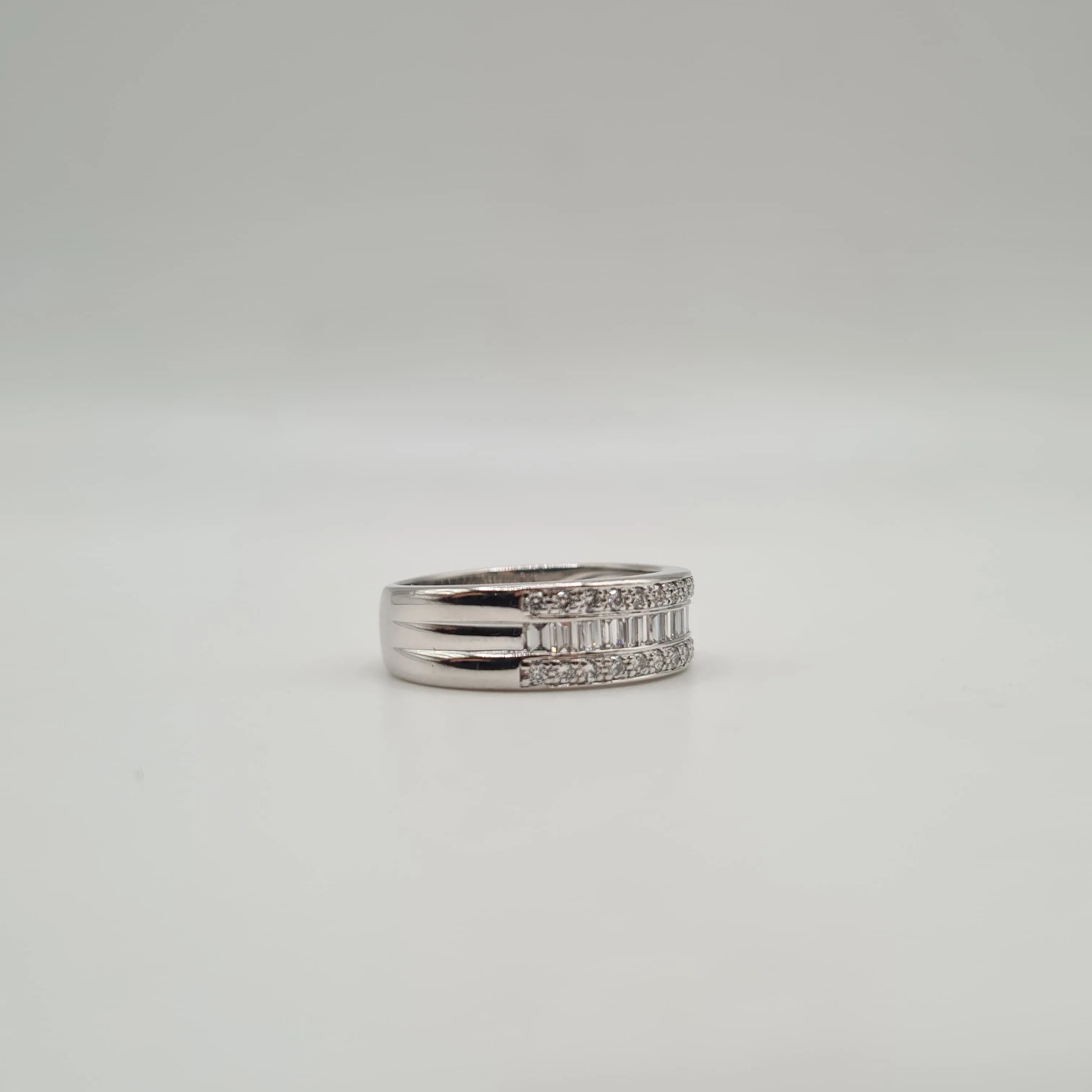 Bague or blanc diamants baguettes et ronds sold by 58 Facettes product image thumbnail 5