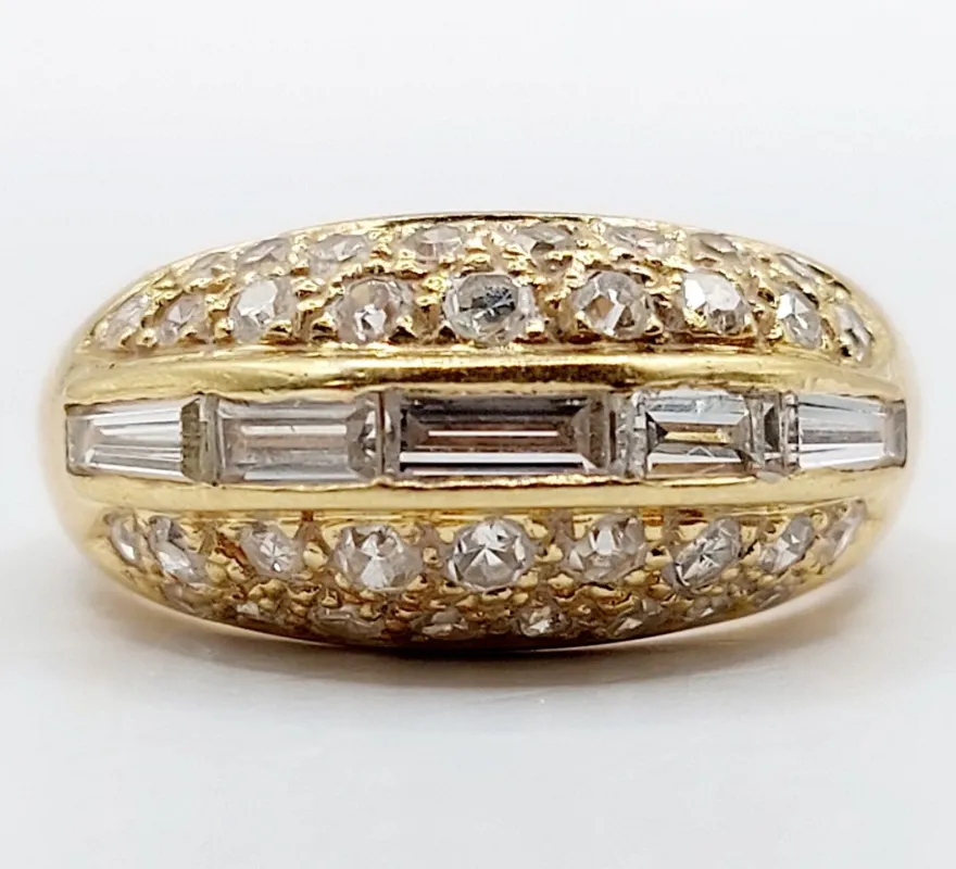 Bague bombée vintage or 18k et 0,90 carats de diamants taille baguettes et brillants sold by 58 Facettes
