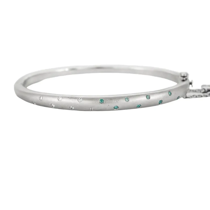 Bracelet jonc en or blanc 750 serti de saphirs teal et blancs made by 58 Facettes