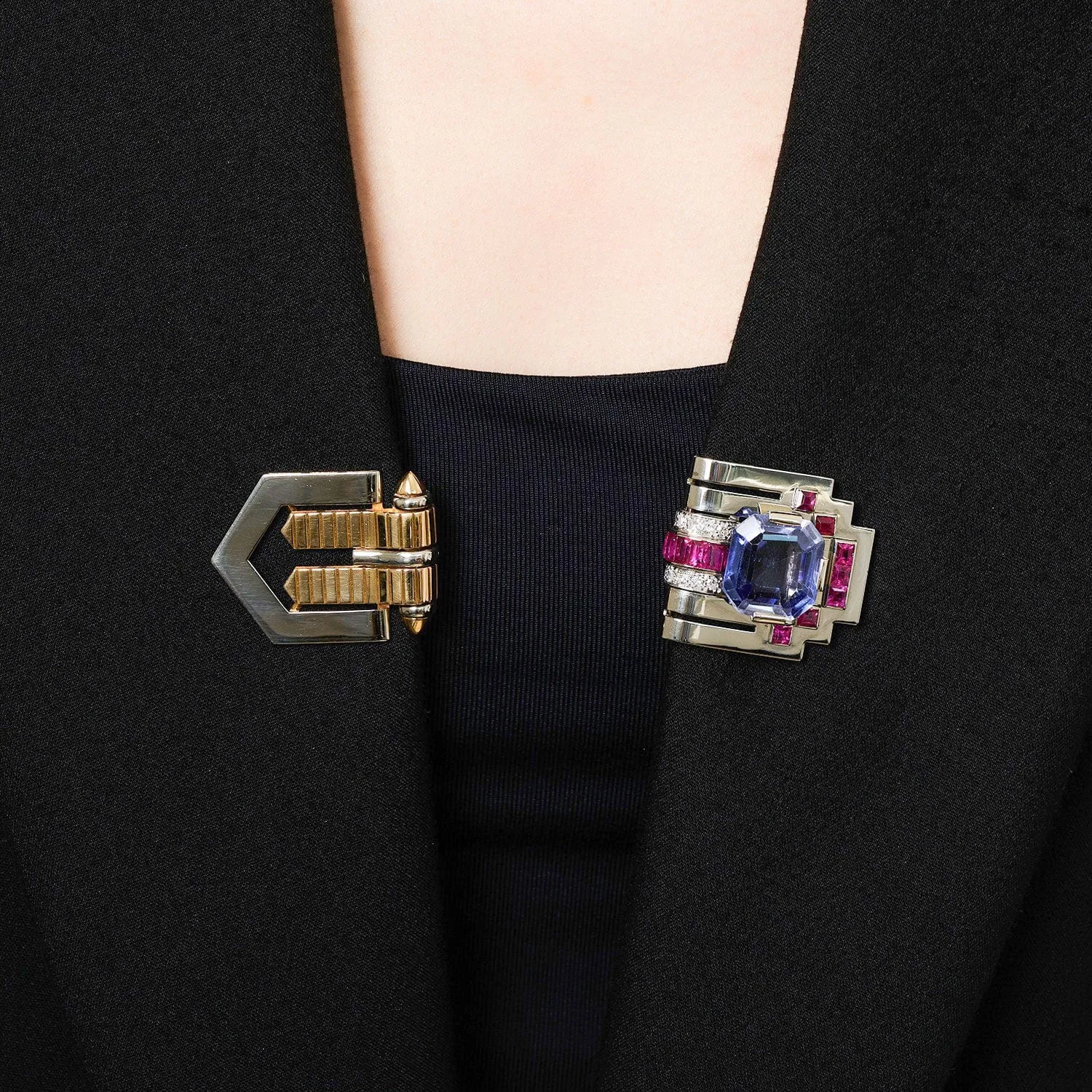 Van Cleef & Arpels - Clip en or et un clip en saphir synthétique, rubis et diamants sold by 58 Facettes product image thumbnail 2