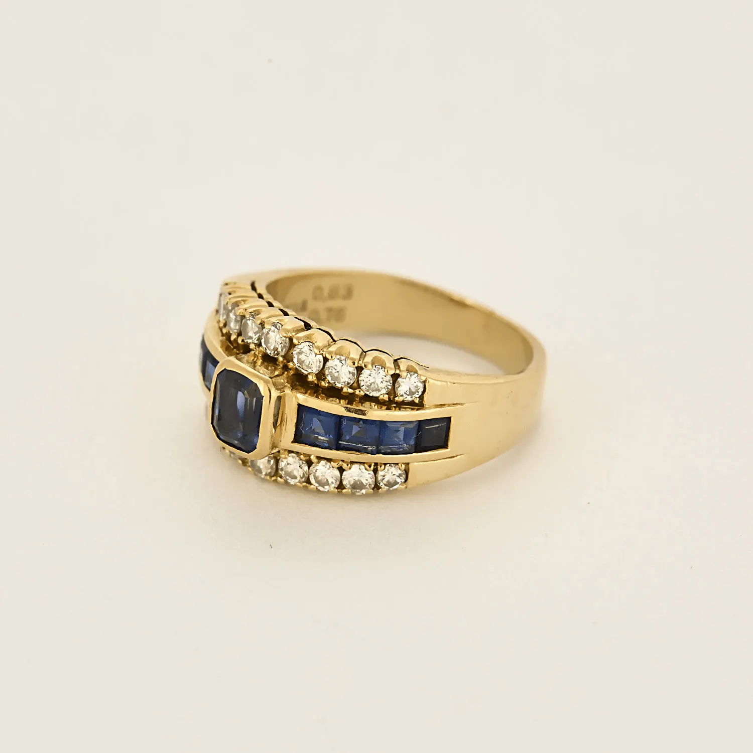Bague bandeau en or jaune, diamants et saphirs sold by 58 Facettes product image thumbnail 3