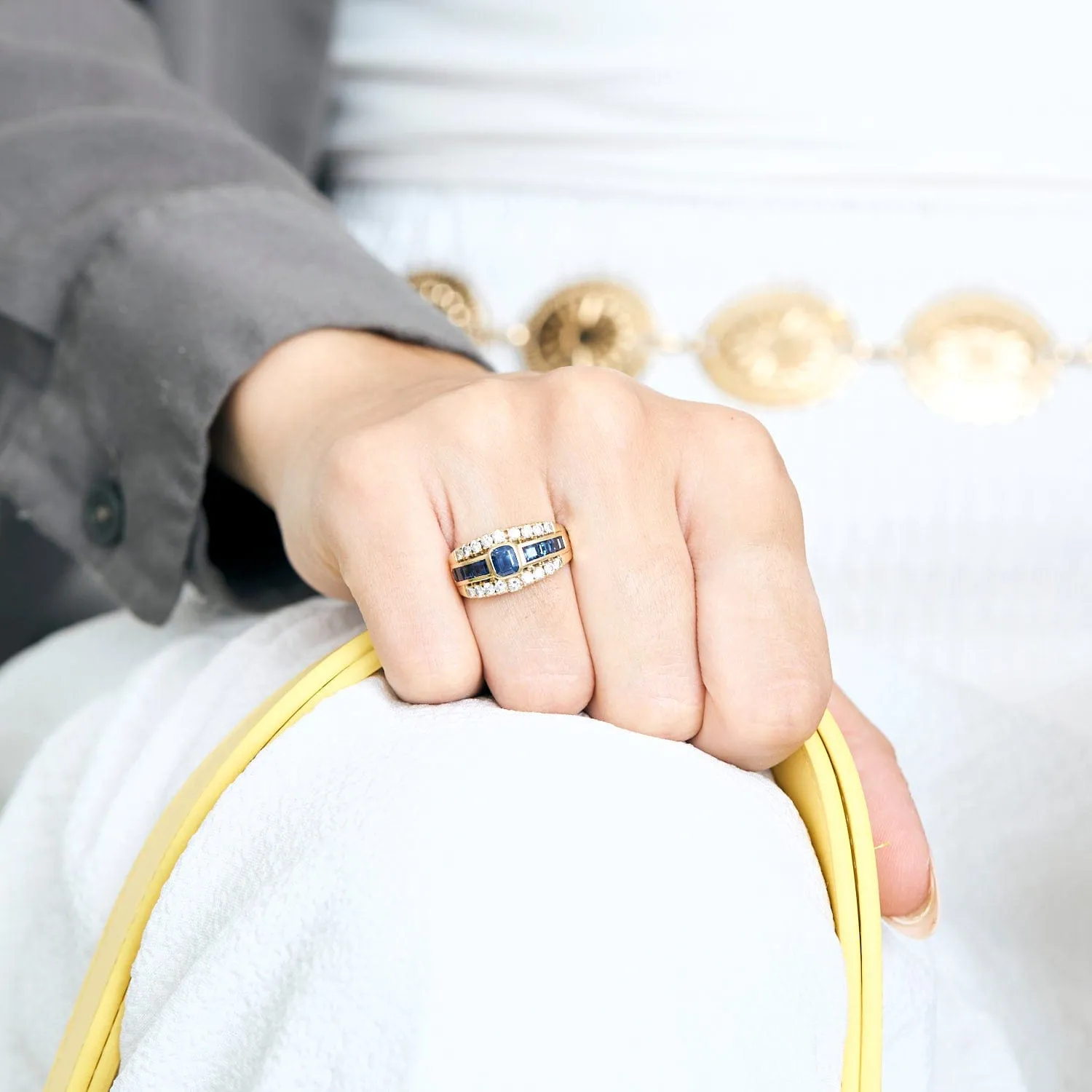 Bague bandeau en or jaune, diamants et saphirs sold by 58 Facettes product image thumbnail 2