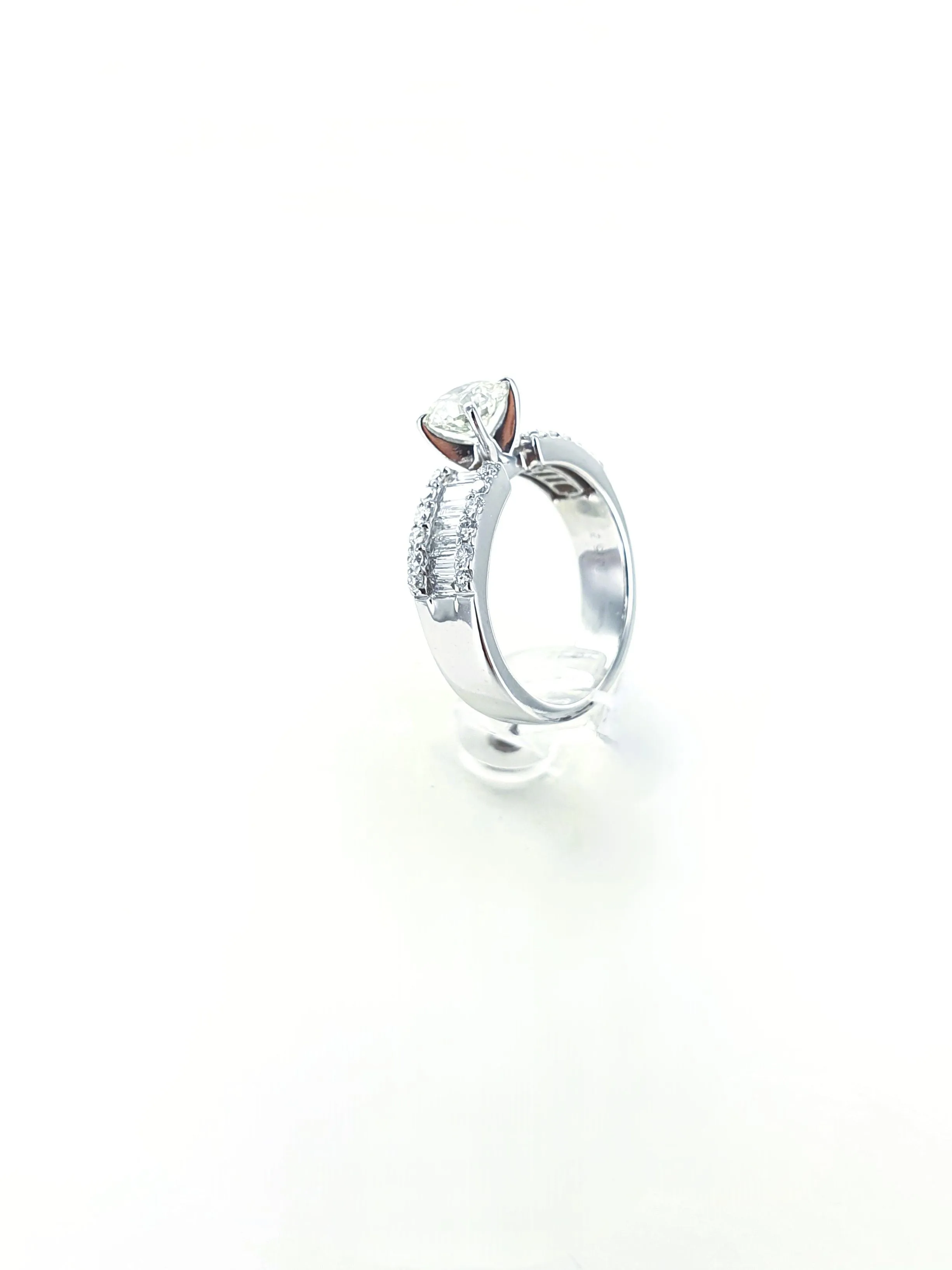 Solitaire en or gris et diamants sold by 58 Facettes product image thumbnail 5