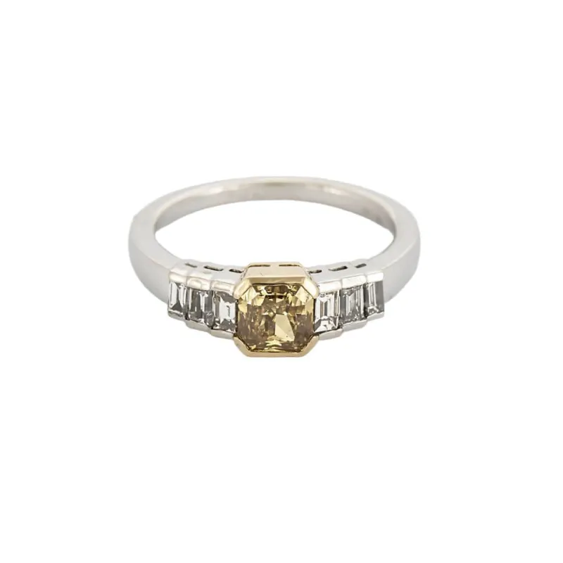 Bague en or jaune, blanc, diamant jaune et diamants sold by 58 Facettes