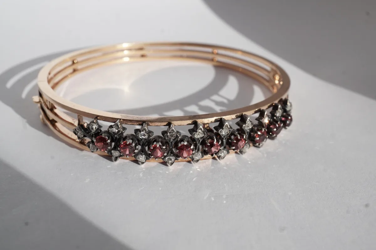 Bracelet or 18 carats diamants et grenats époque Napoléon III sold by 58 Facettes