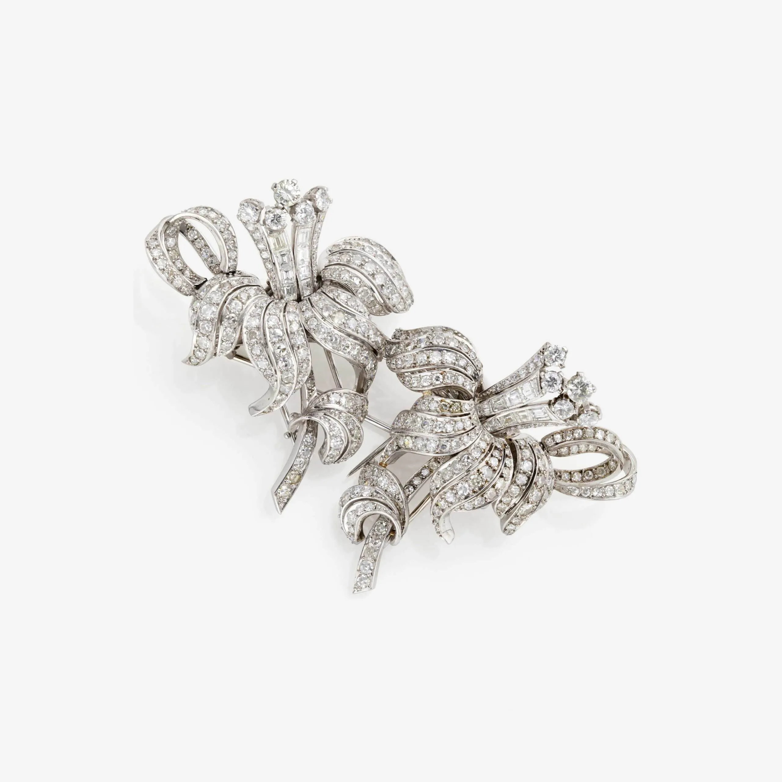 Broche florale vintage en platine et diamants - Modèle jumeau convertible sold by 58 Facettes