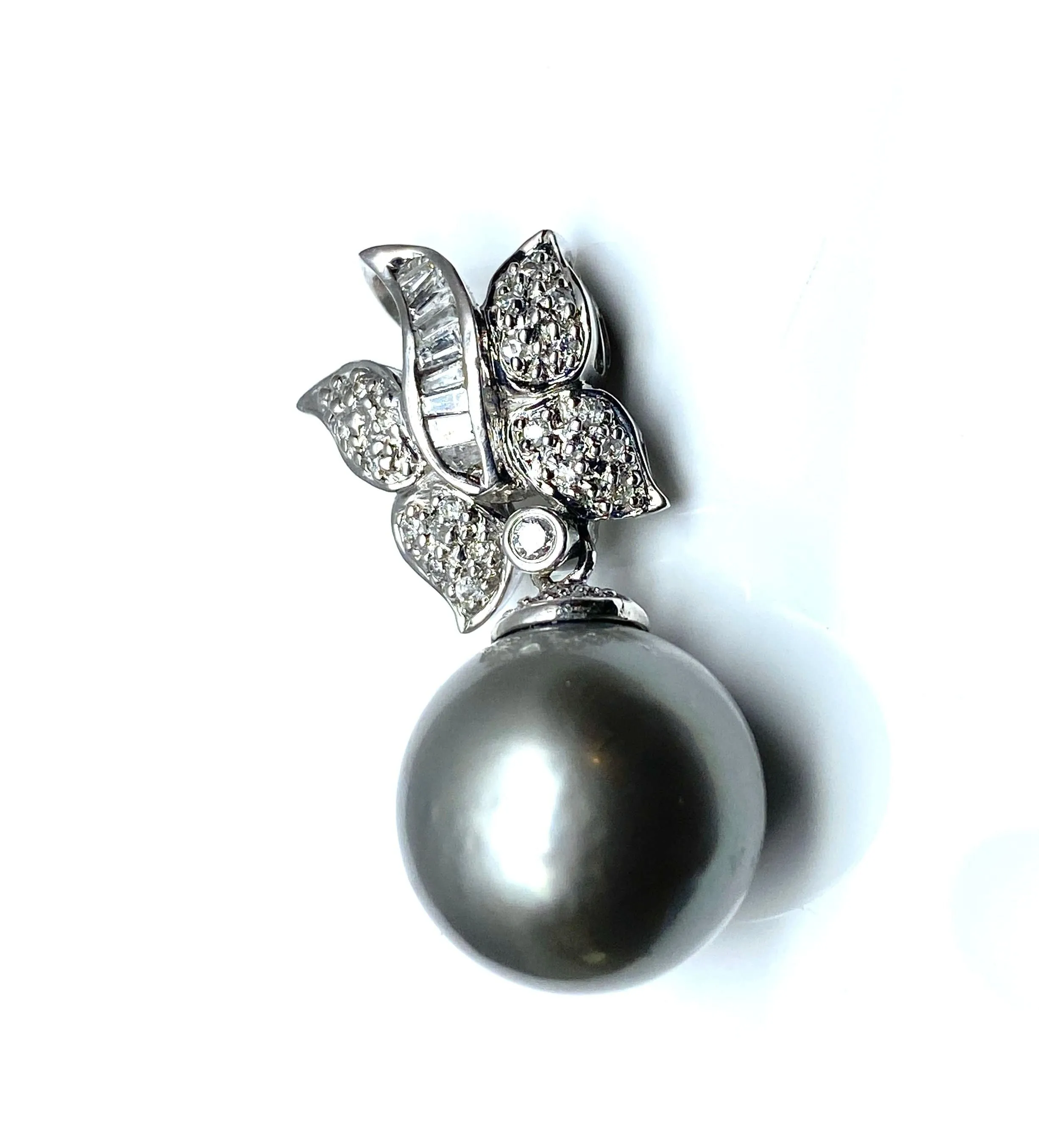 Pendentif en or blanc, perle de Tahiti et diamants sold by 58 Facettes